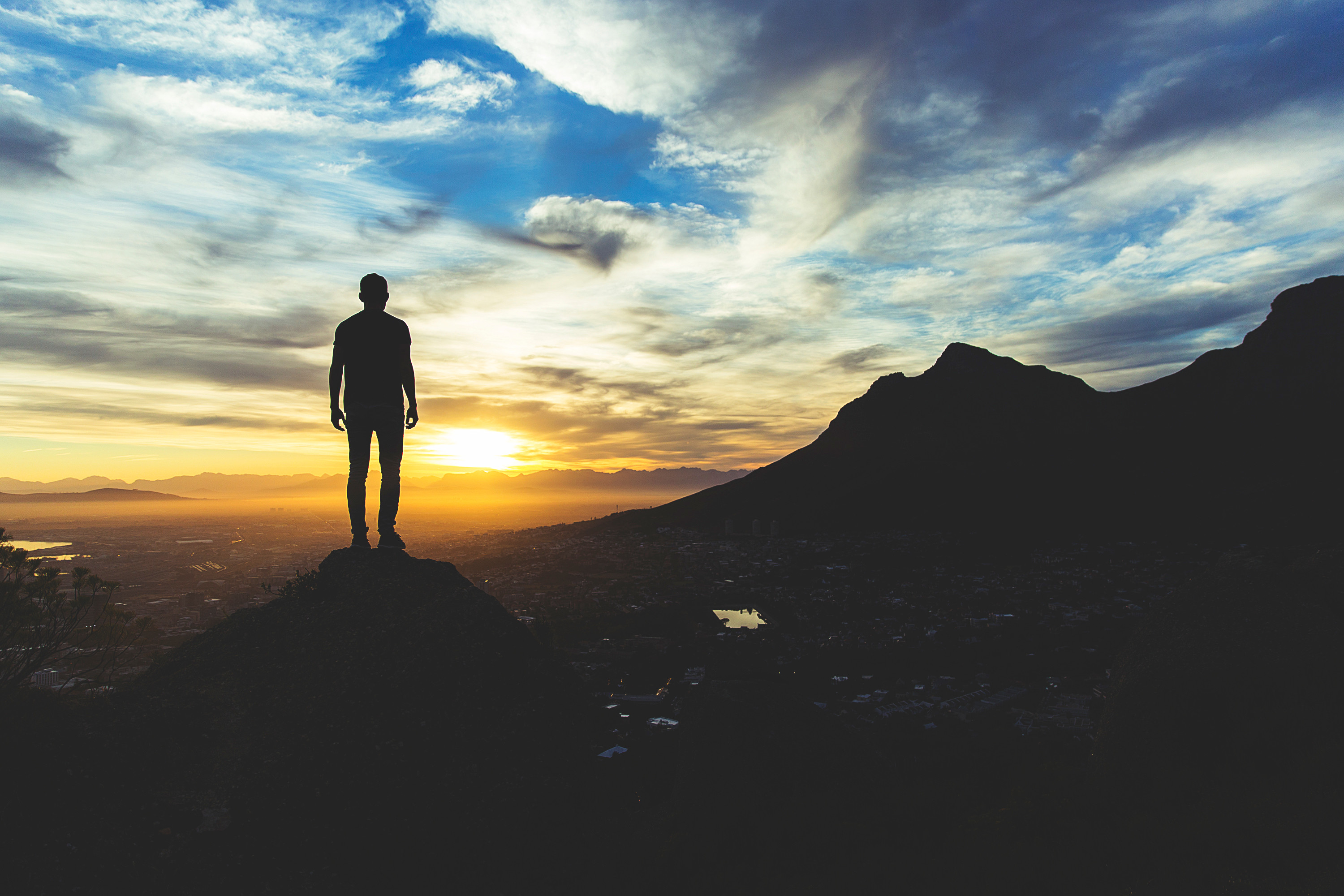 Uomo, Silhouette, Cima di montagna, Tramonto, Nuvole, 2K, sfondo per portatile