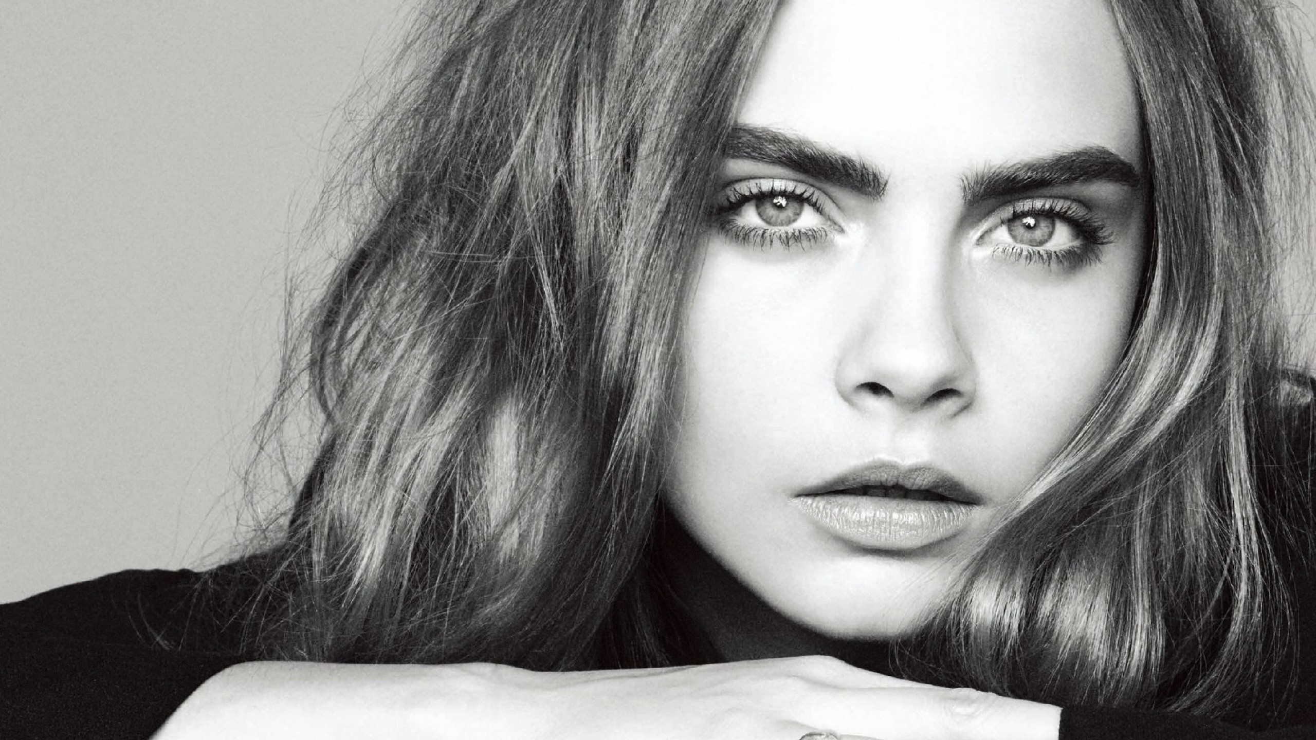 Cara Delevingne, Bianco e nero, Primo piano, Sopracciglia, 2560x1440, immagine di sfondo