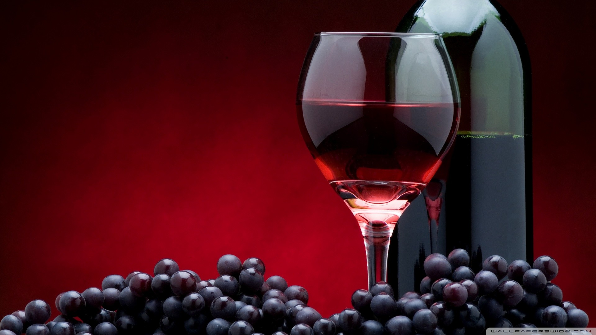 Calice di vino rosso, Bottiglia, Uva nera, Sfondo rosso, Full HD, wallpaper per computer