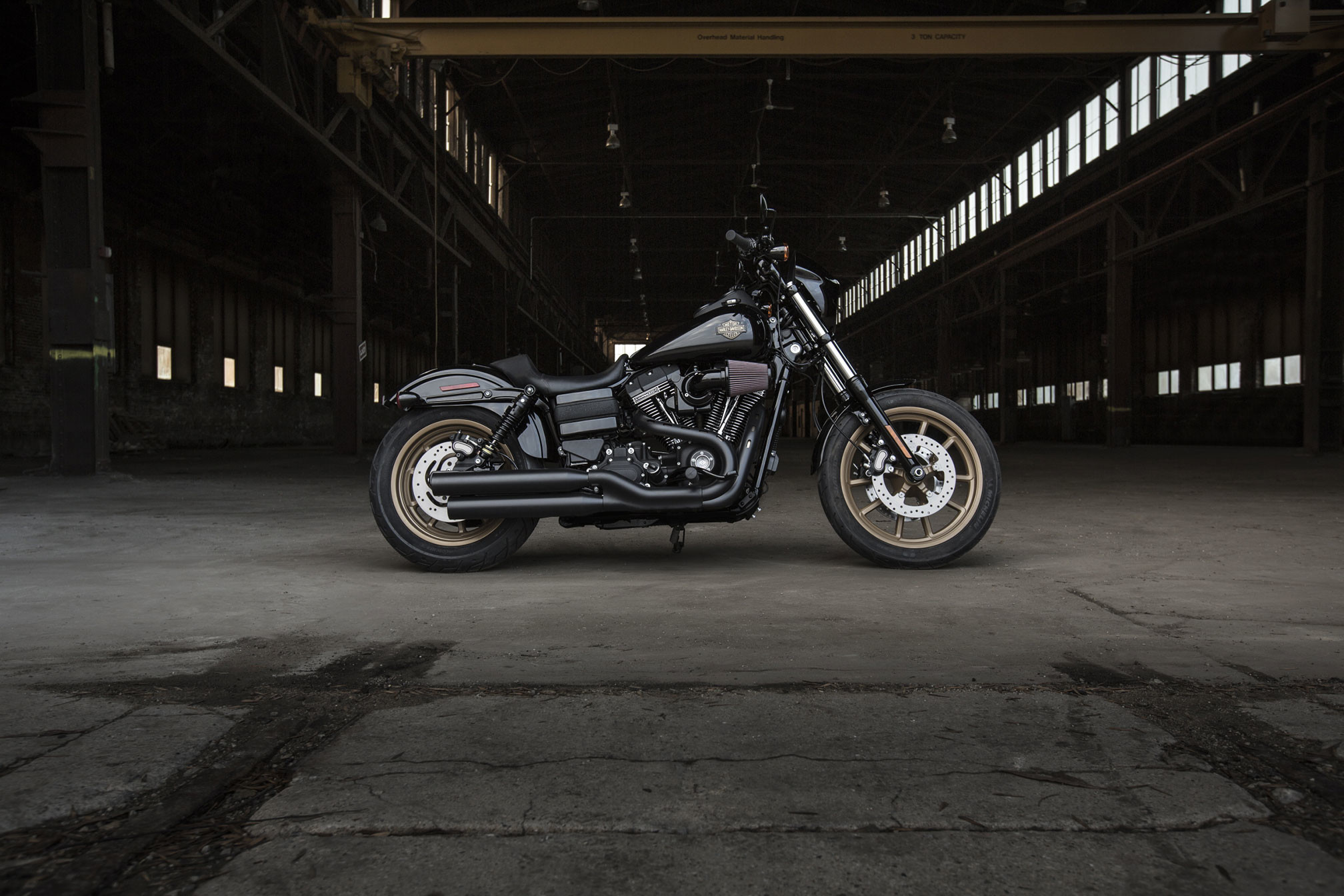 Harley-Davidson Dyna, Harley-Davidson, Capannone, Industriale, Cruiser, sfondo Full HD per portatile