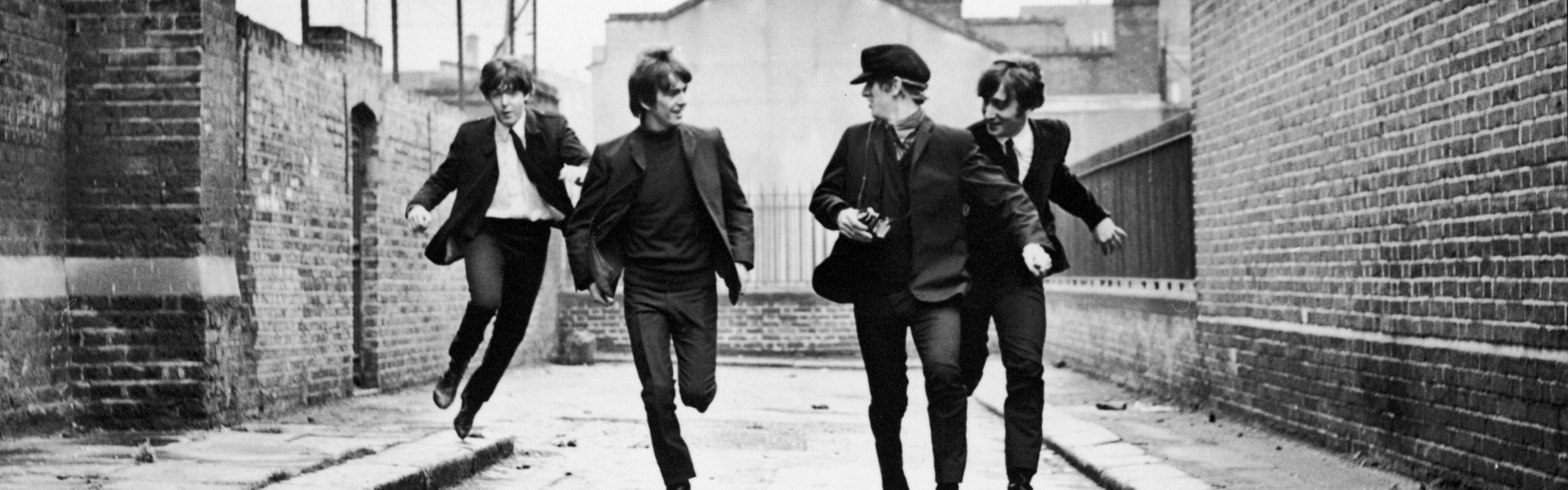 The Beatles, A Hard Day's Night, Corsa, Vicolo, Bianco e nero, doppio schermo, sfondo Full HD