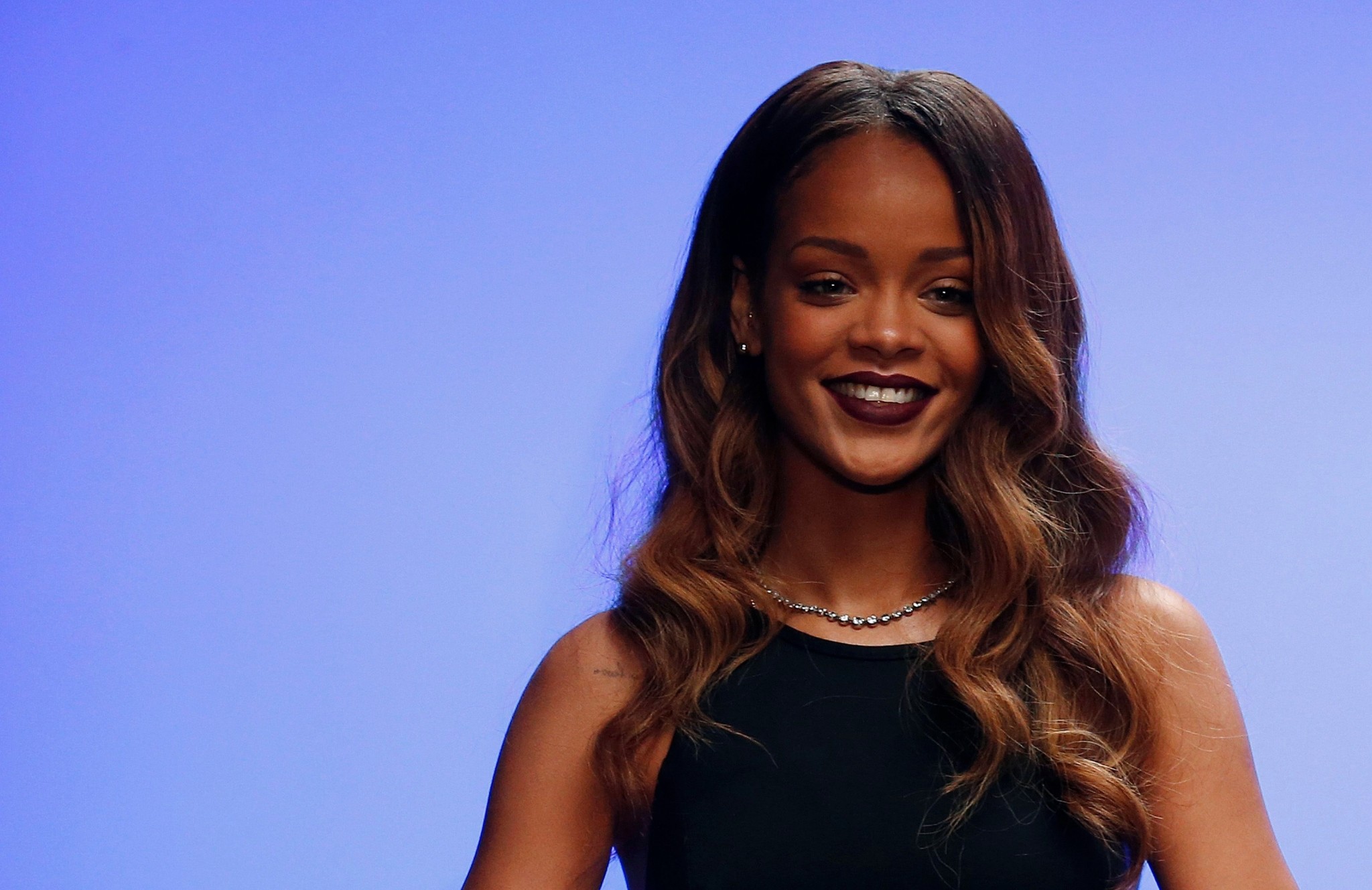 Rihanna, Sorriso, Capelli mossi, Sfondo blu, Full HD, wallpaper per PC
