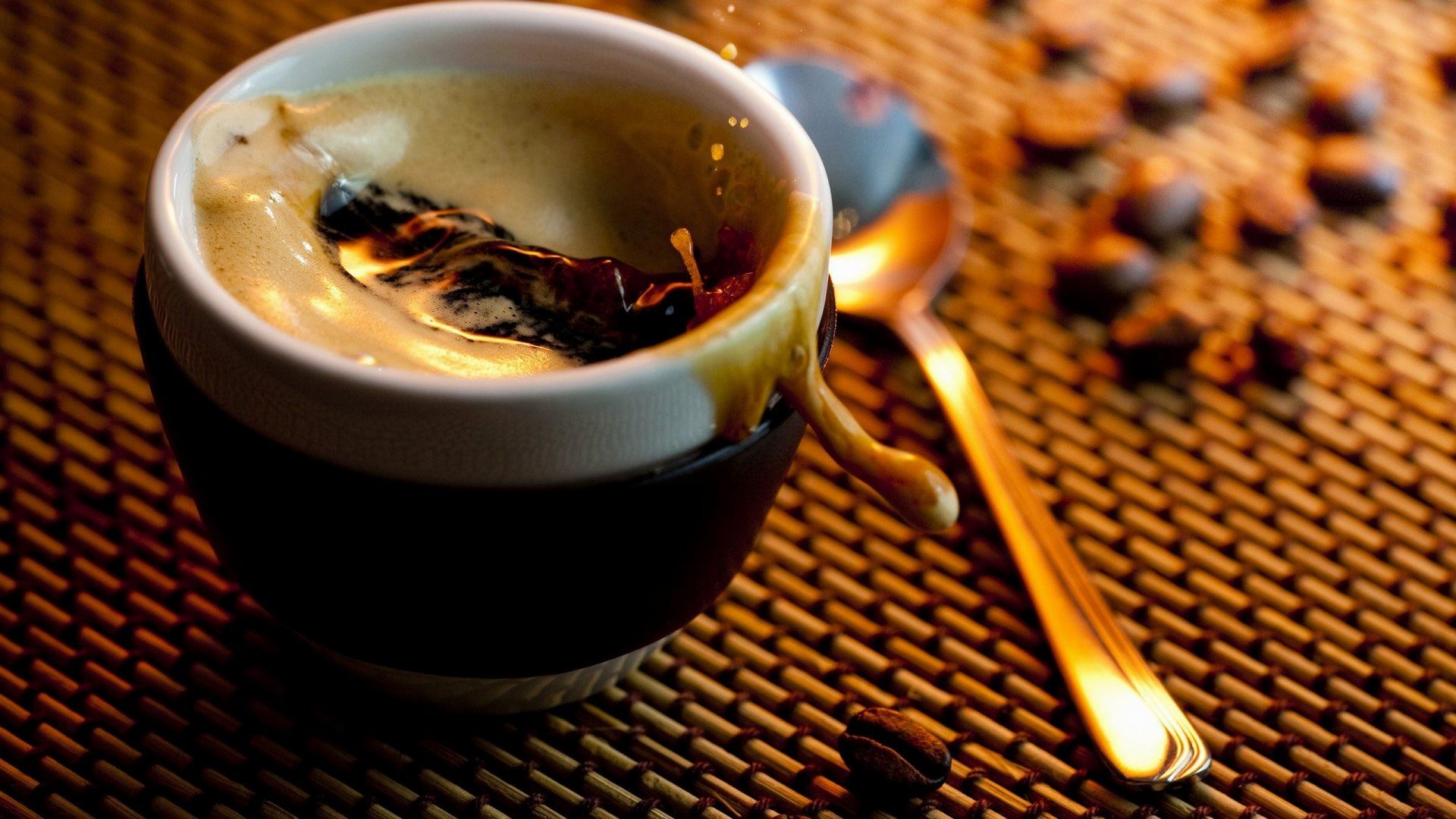 Tazza di caffè, Cucchiaino dorato, Chicchi di caffè, Primo piano, sfondo desktop Full HD