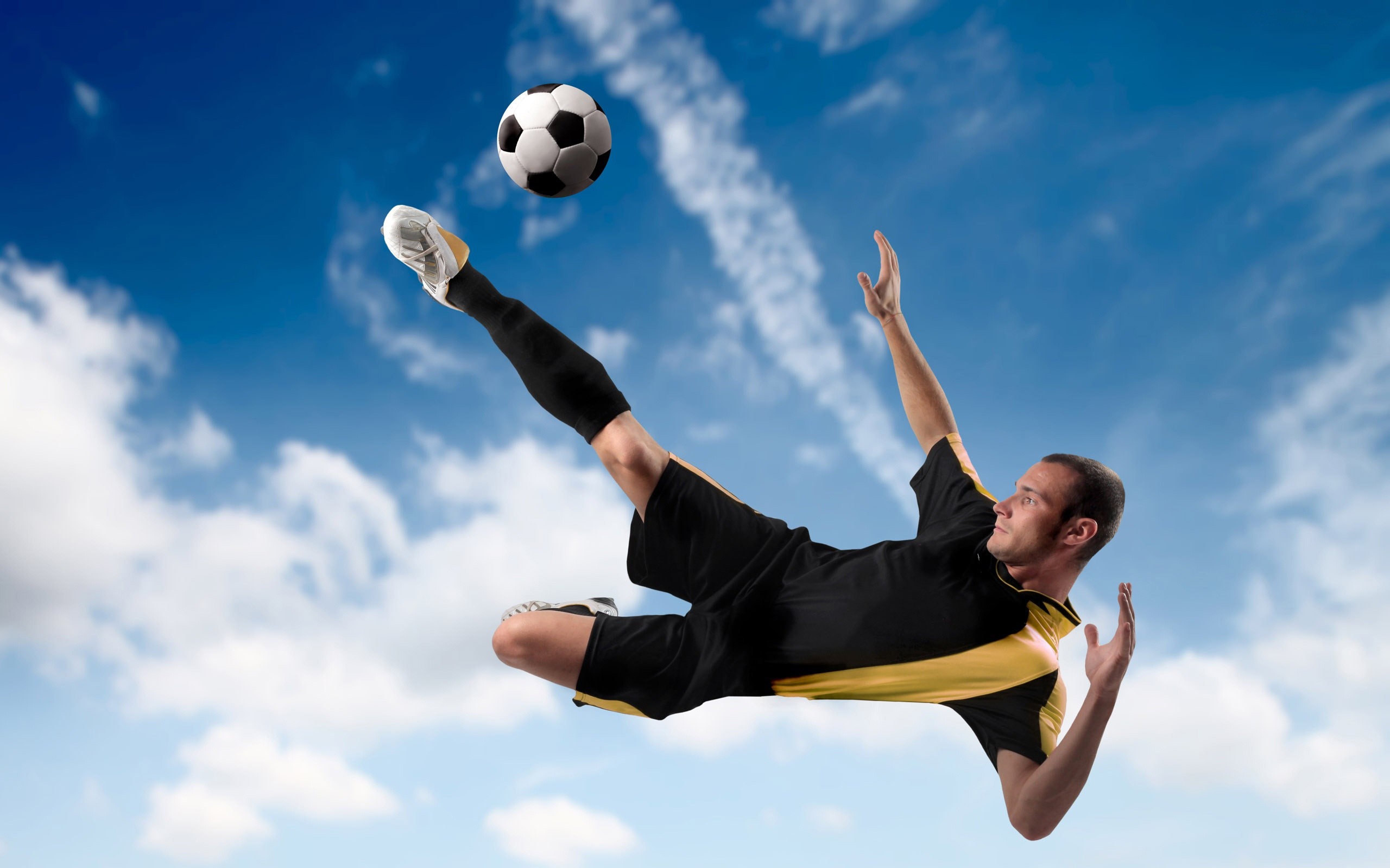Calciatore, Rovesciata, Pallone, Cielo azzurro, 2560x1600, immagine di sfondo