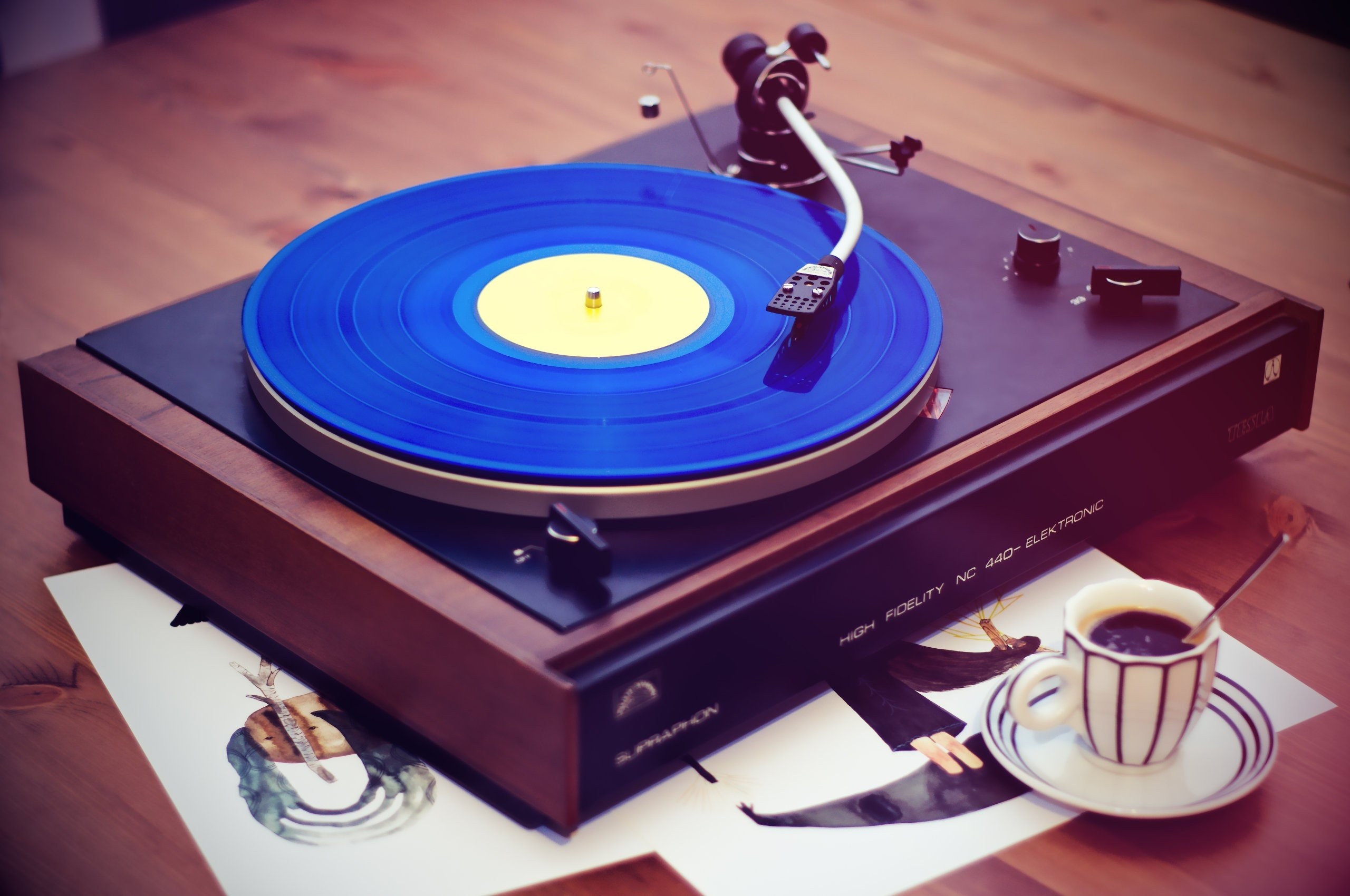 Giradischi, Vinile blu, Tazza di caffè, Retrò, 2K, wallpaper per portatile