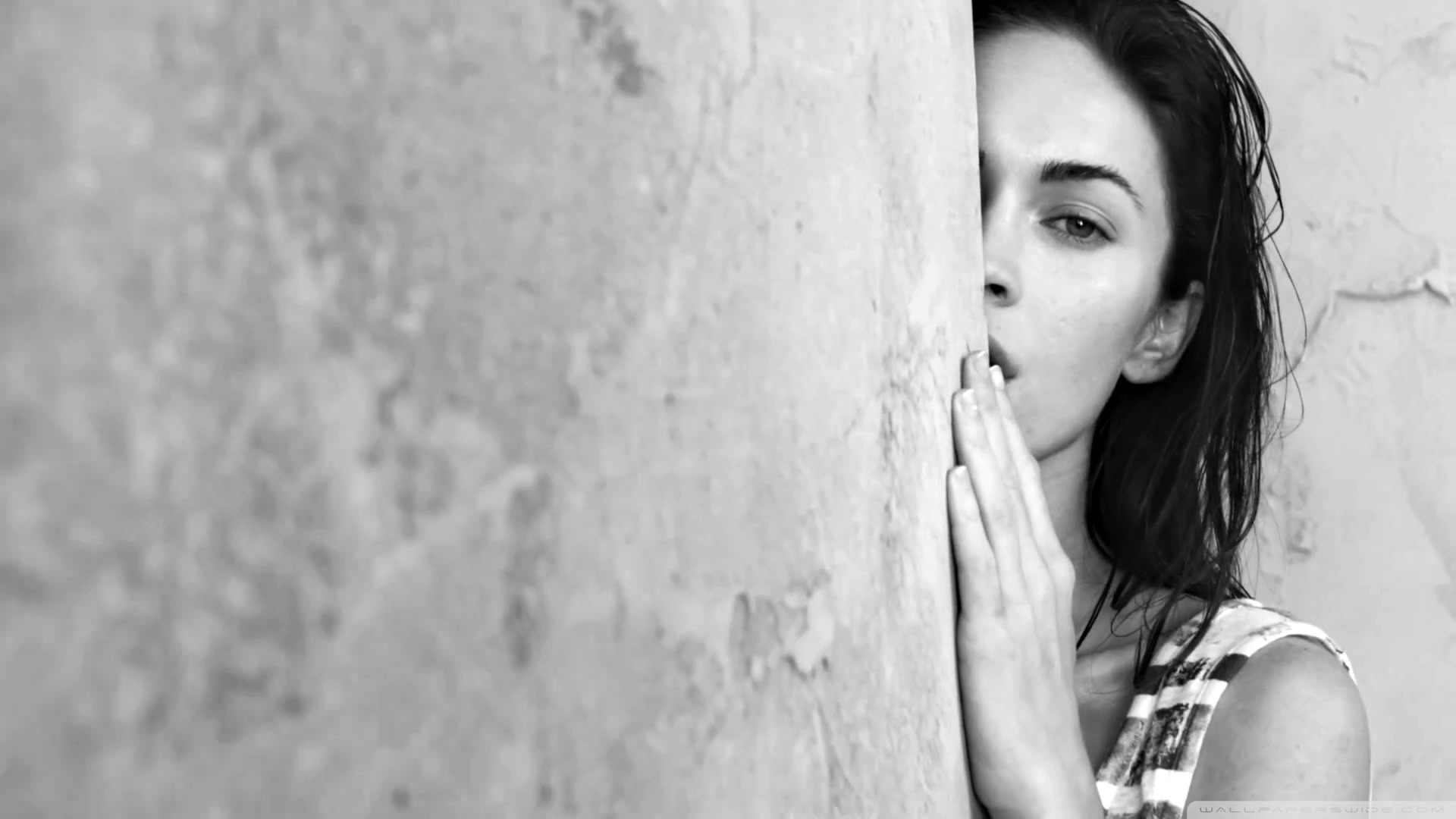 Megan Fox, Muro, Bianco e nero, Ritratto, 1920x1080, sfondo per PC