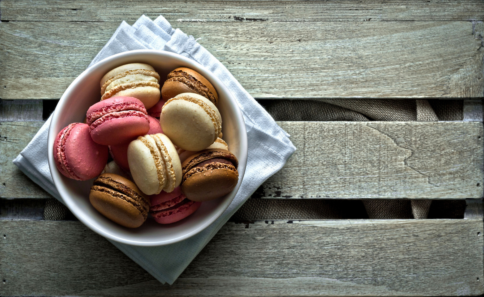 Macarons, Ciotola, Legno, Vista dall'alto, wallpaper iPhone