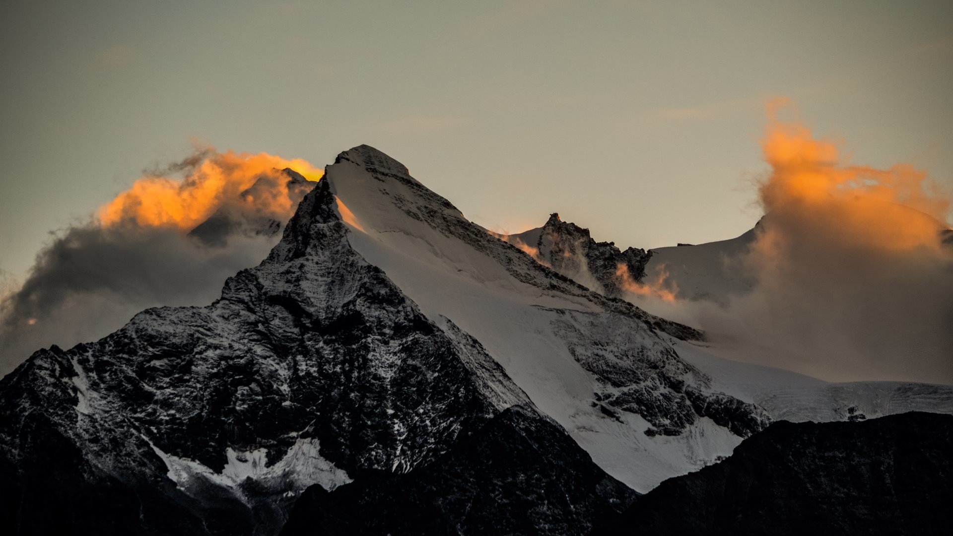 Montagna innevata, Nuvole, Tramonto, Vetta, Full HD, sfondo MacBook