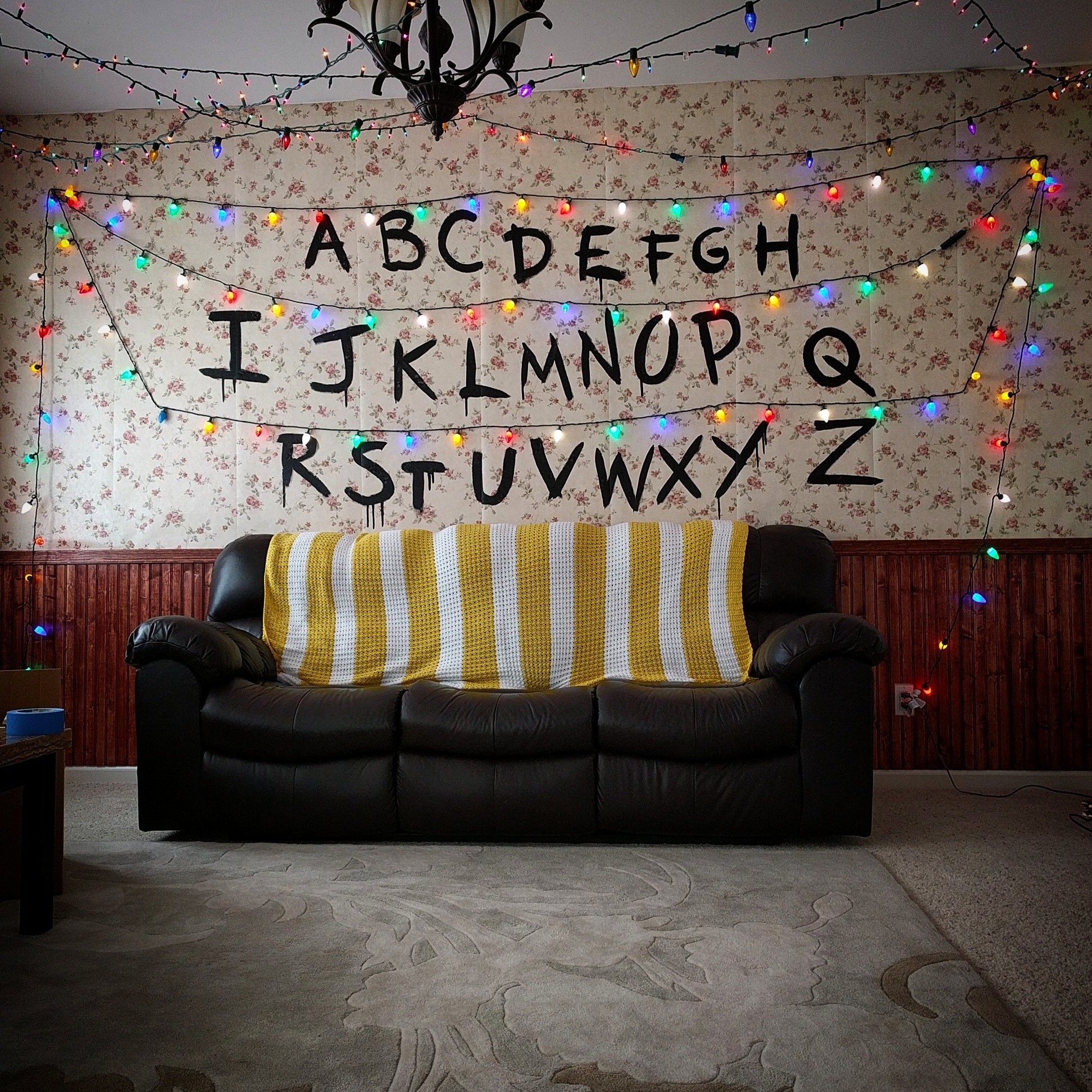 Stranger Things, Alfabeto sul muro, Lucine, Divano, Full HD, sfondo per iPad e tablet