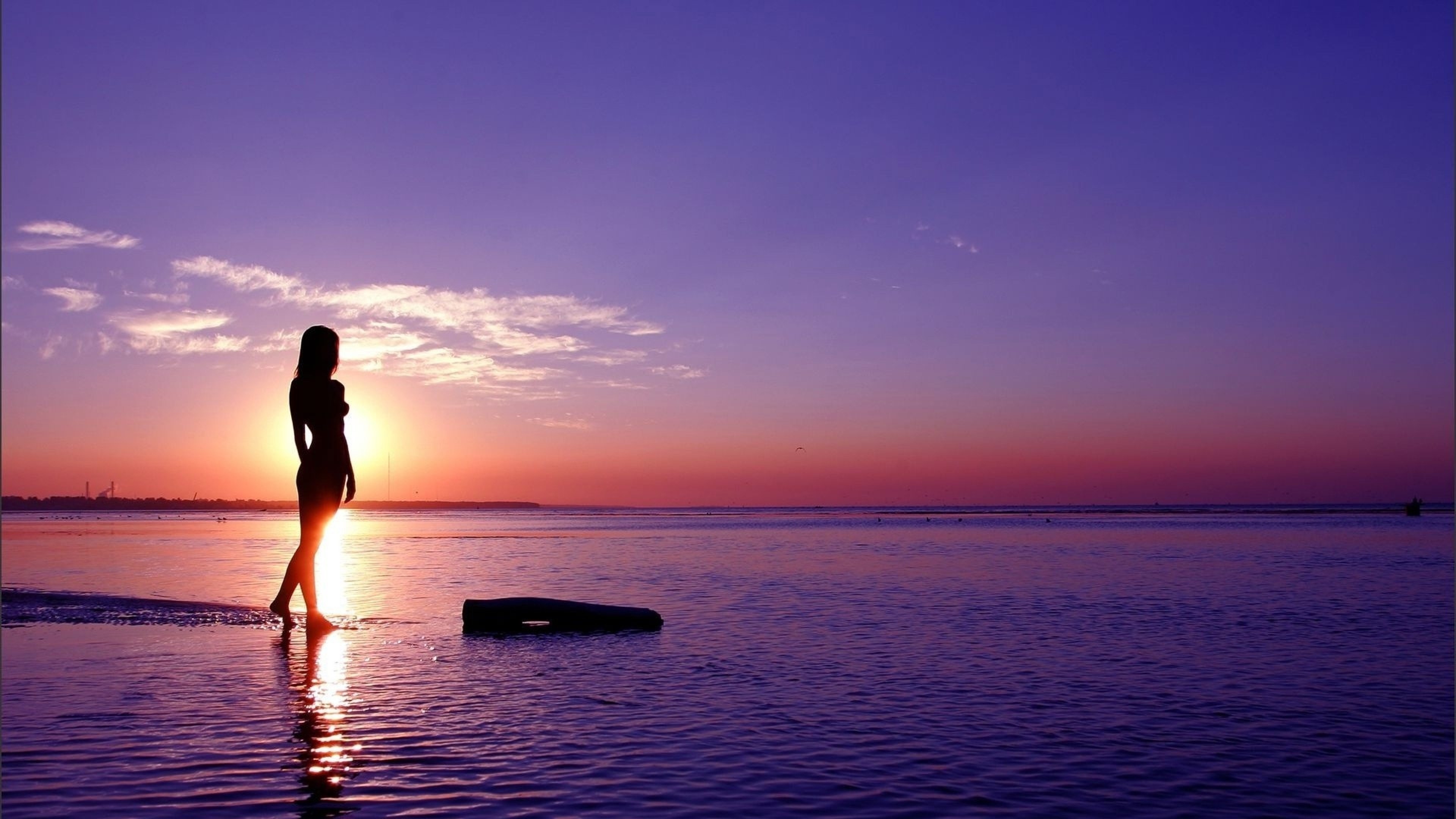Mare, Silhouette, Tramonto, Cielo viola, Riva, 4K, sfondo desktop