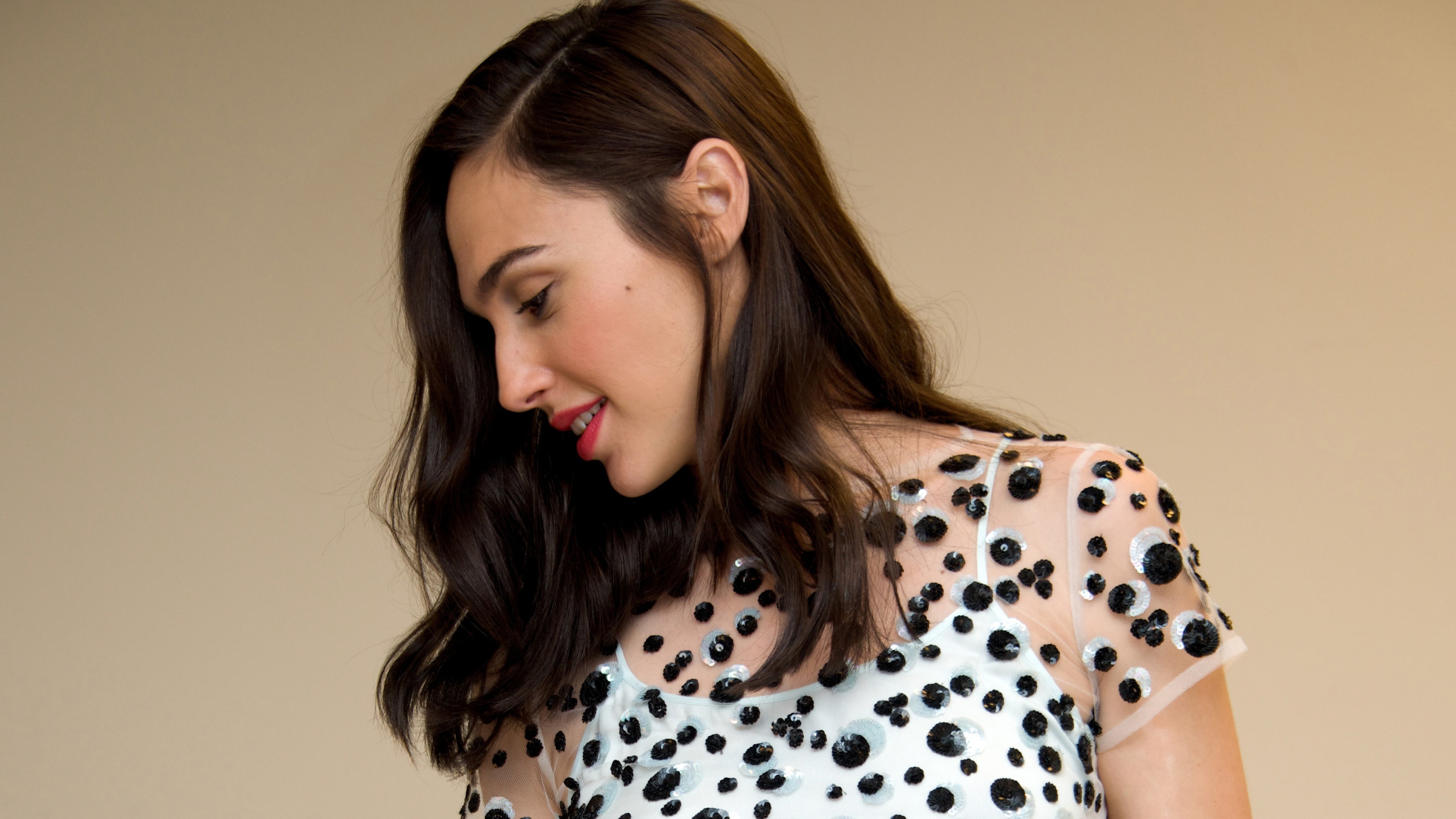 Gal Gadot, Ritratto, Abito a pois, Sfondo beige, 4K, wallpaper per computer