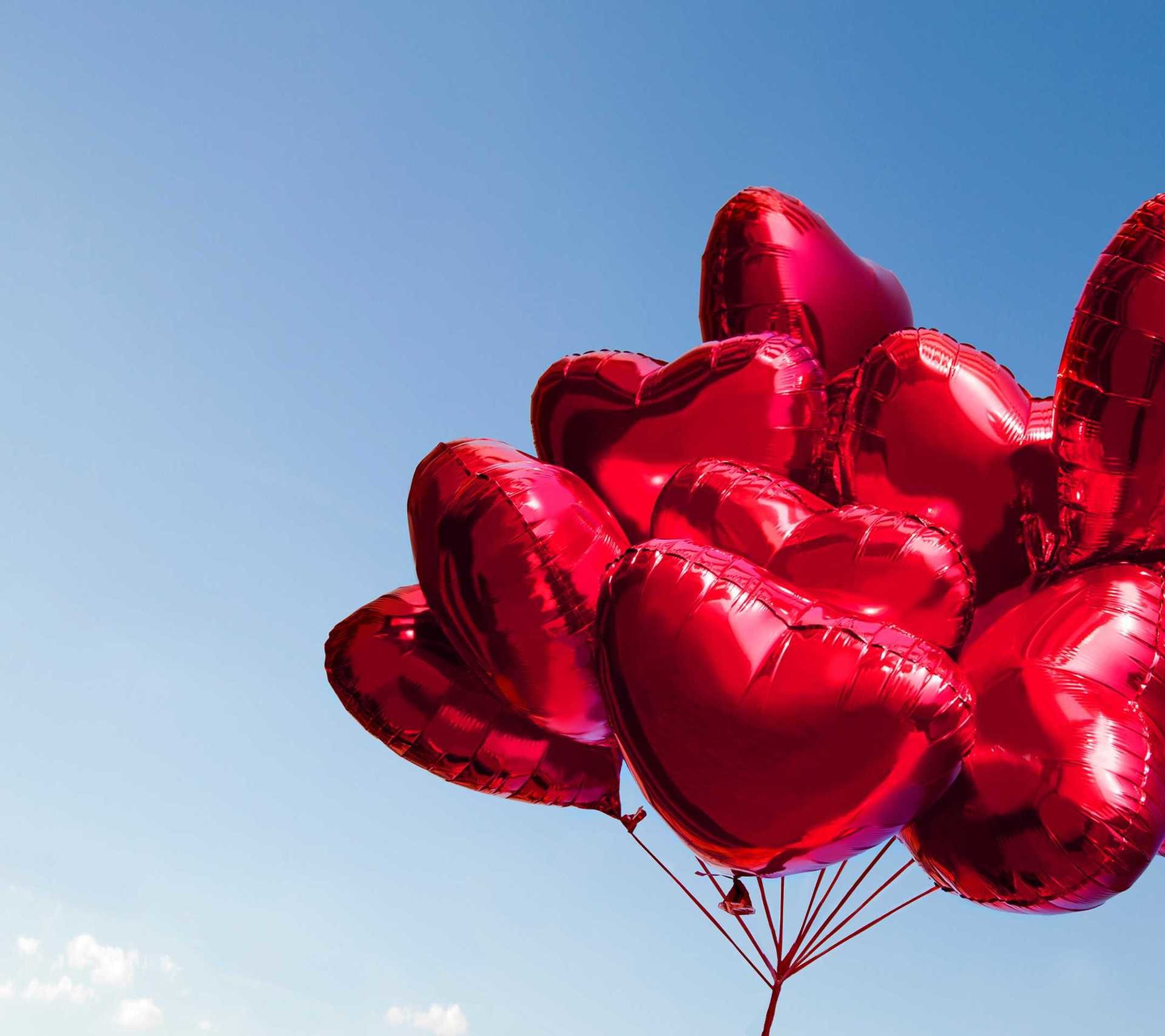 Palloncini a cuore, Rosso, Cielo azzurro, sfondo per iPad e tablet