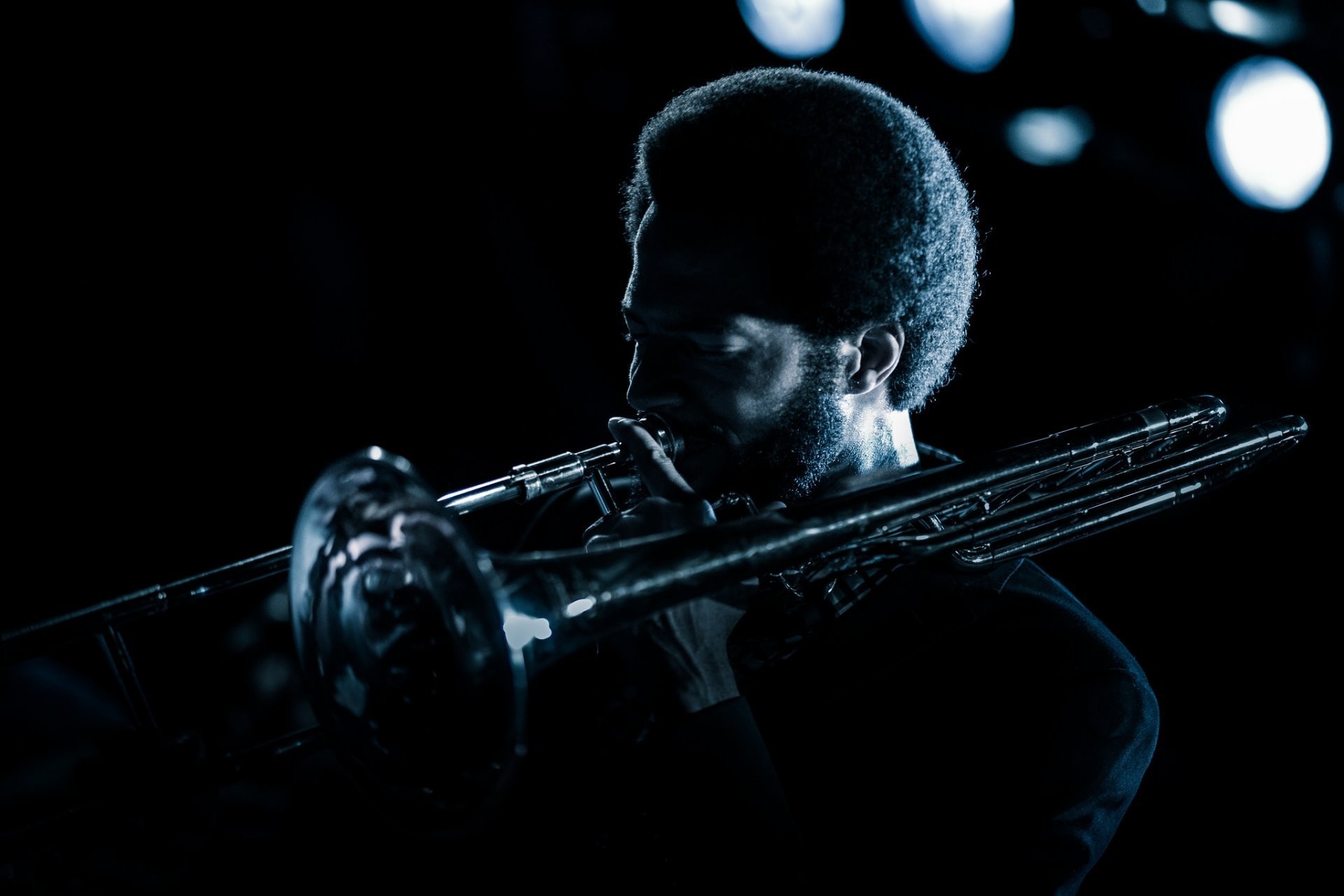 Trombonista, Trombone, Penombra, Blu, Full HD, sfondo Windows 11