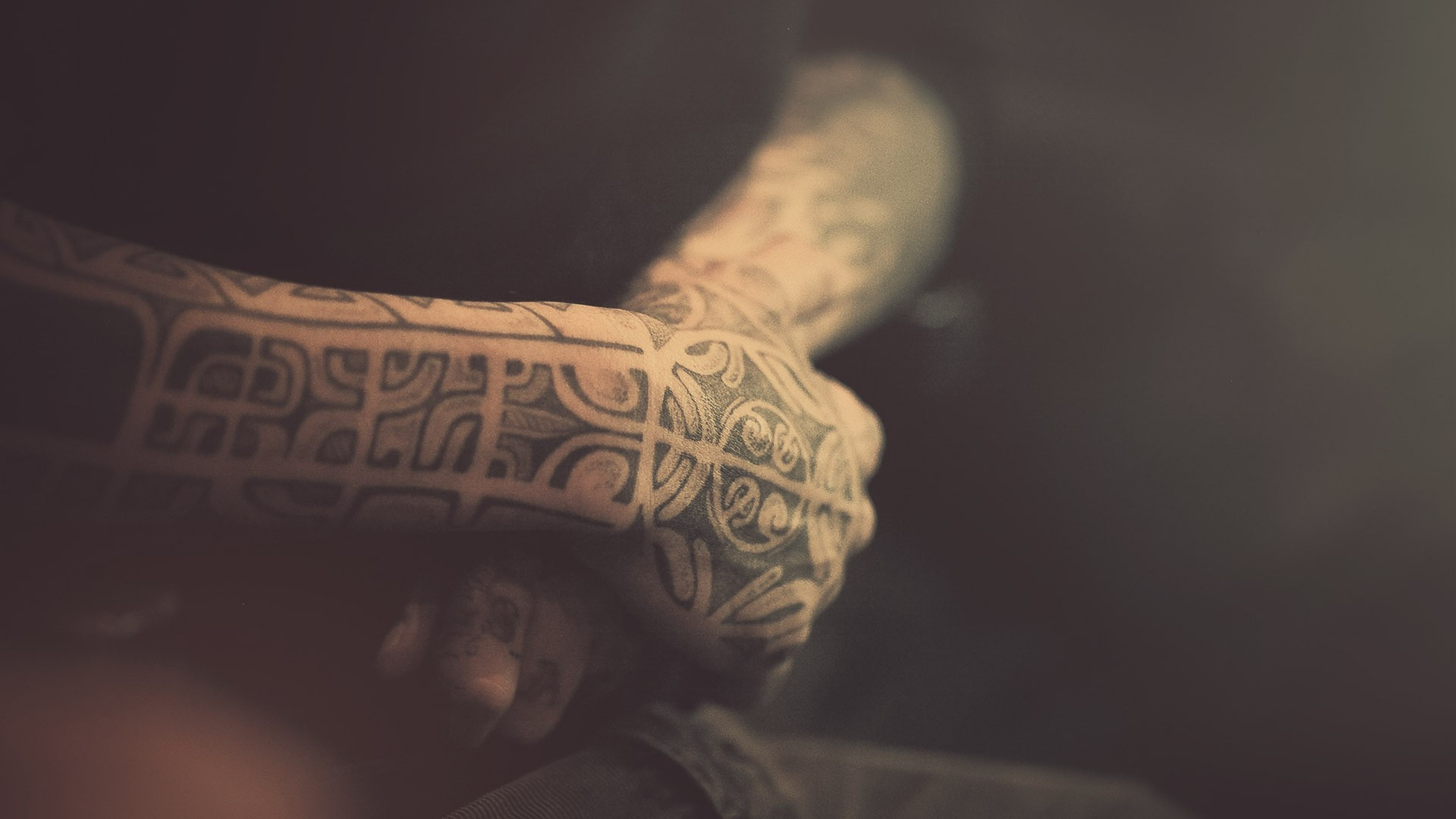 Braccio tatuato, Tatuaggio tribale, Seppia, 4K 2160p, sfondo desktop
