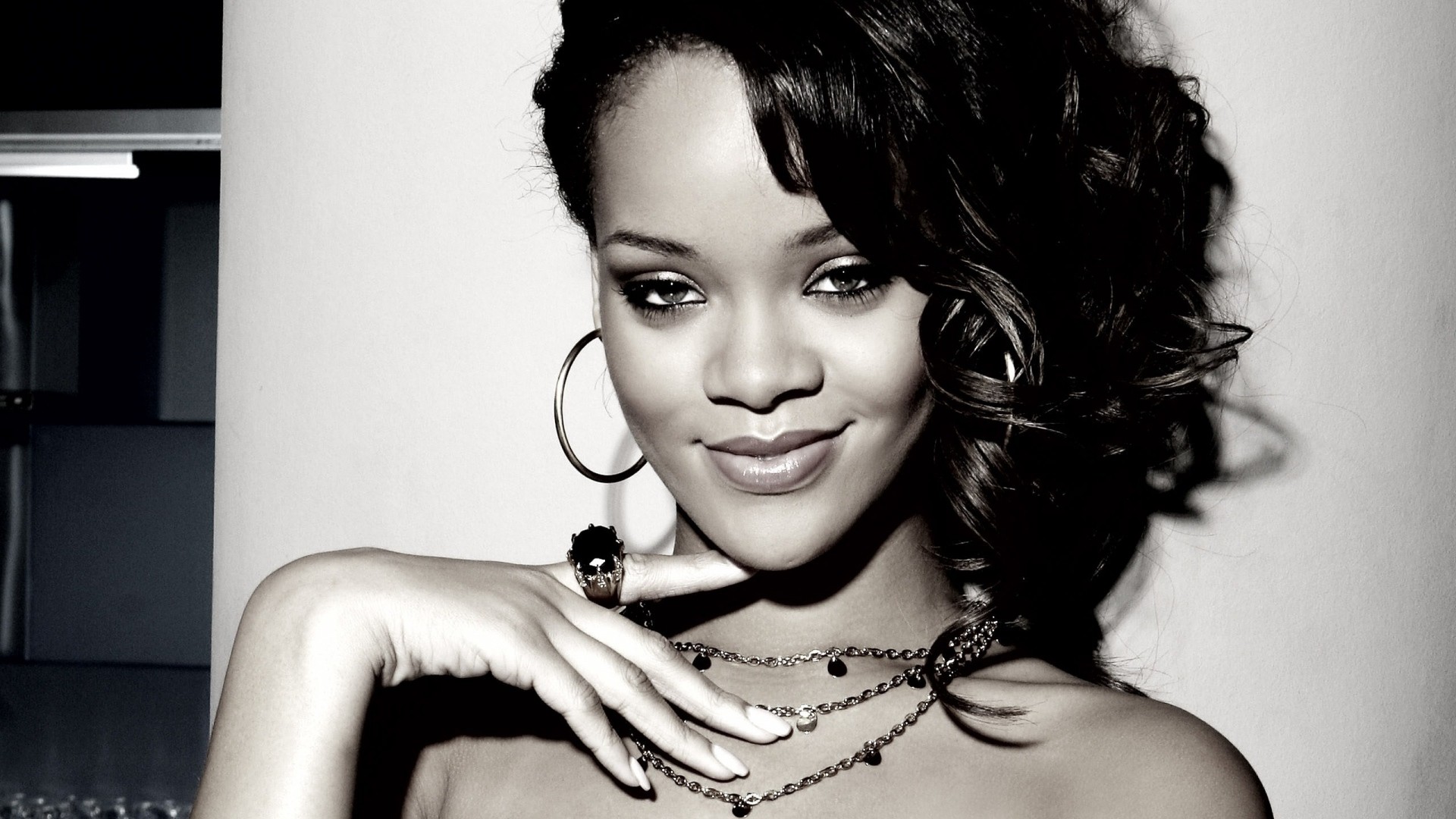 Rihanna, Bianco e nero, Orecchini a cerchio, Sorriso, 1920x1080, sfondo per PC