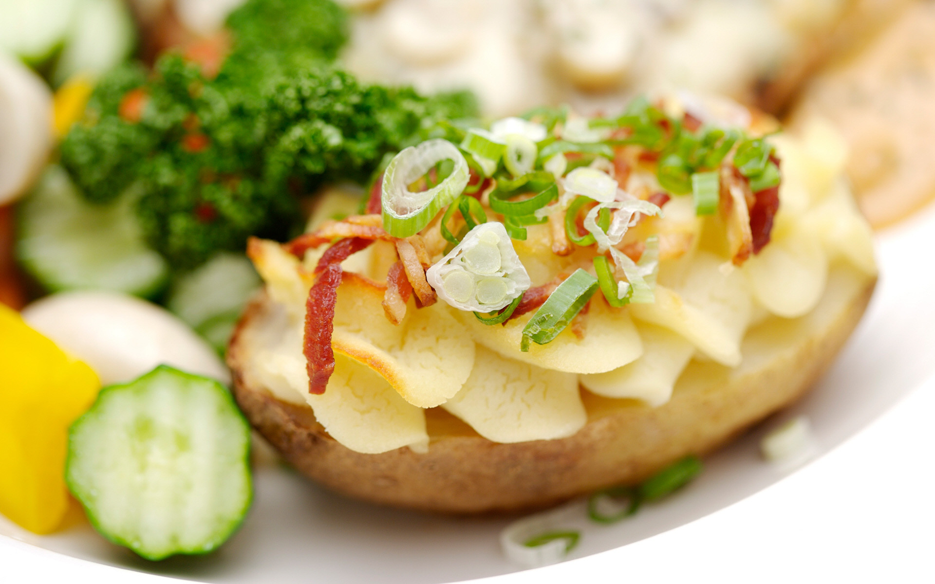 Patata al forno, Bacon, Erba cipollina, Cetriolo, 1920x1200, immagine di sfondo