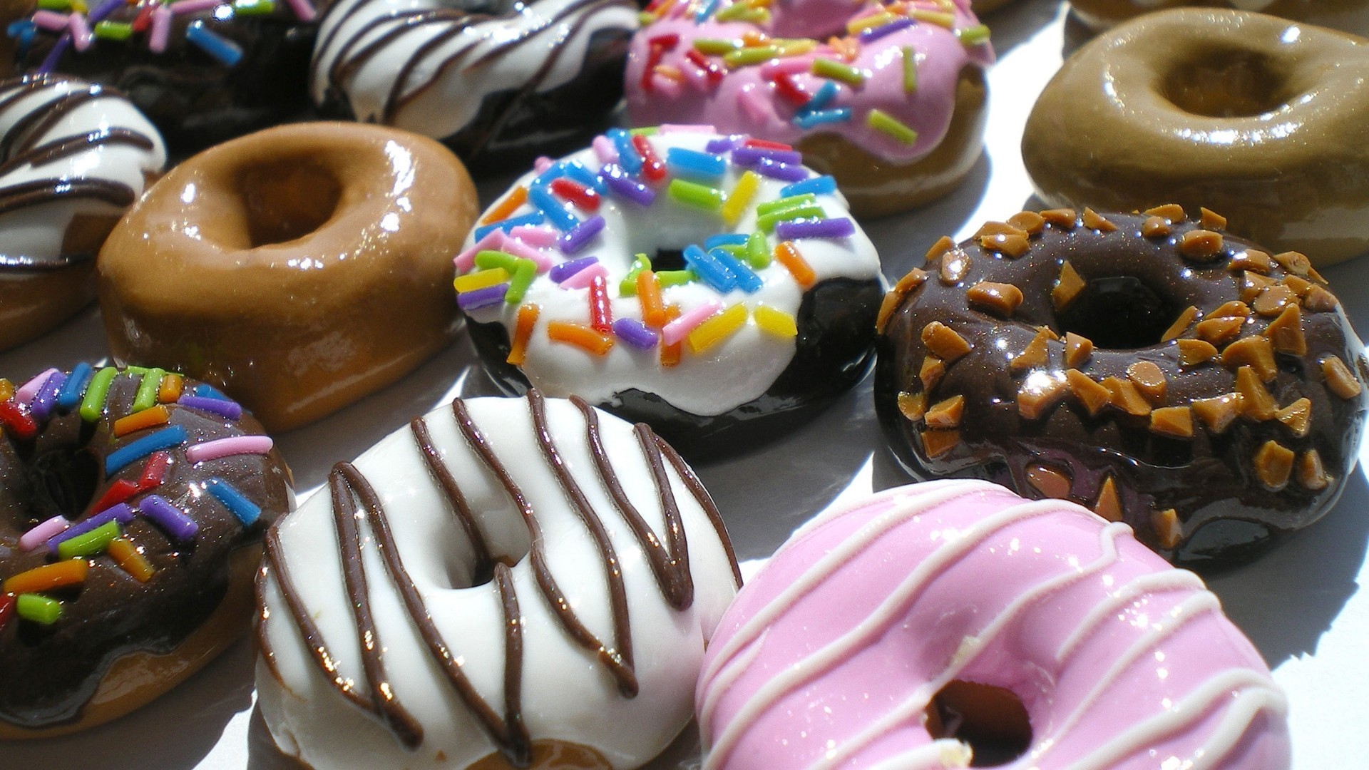 Ciambelle, Donut, Codette colorate, Glassa al cioccolato, 1920x1080, immagine di sfondo