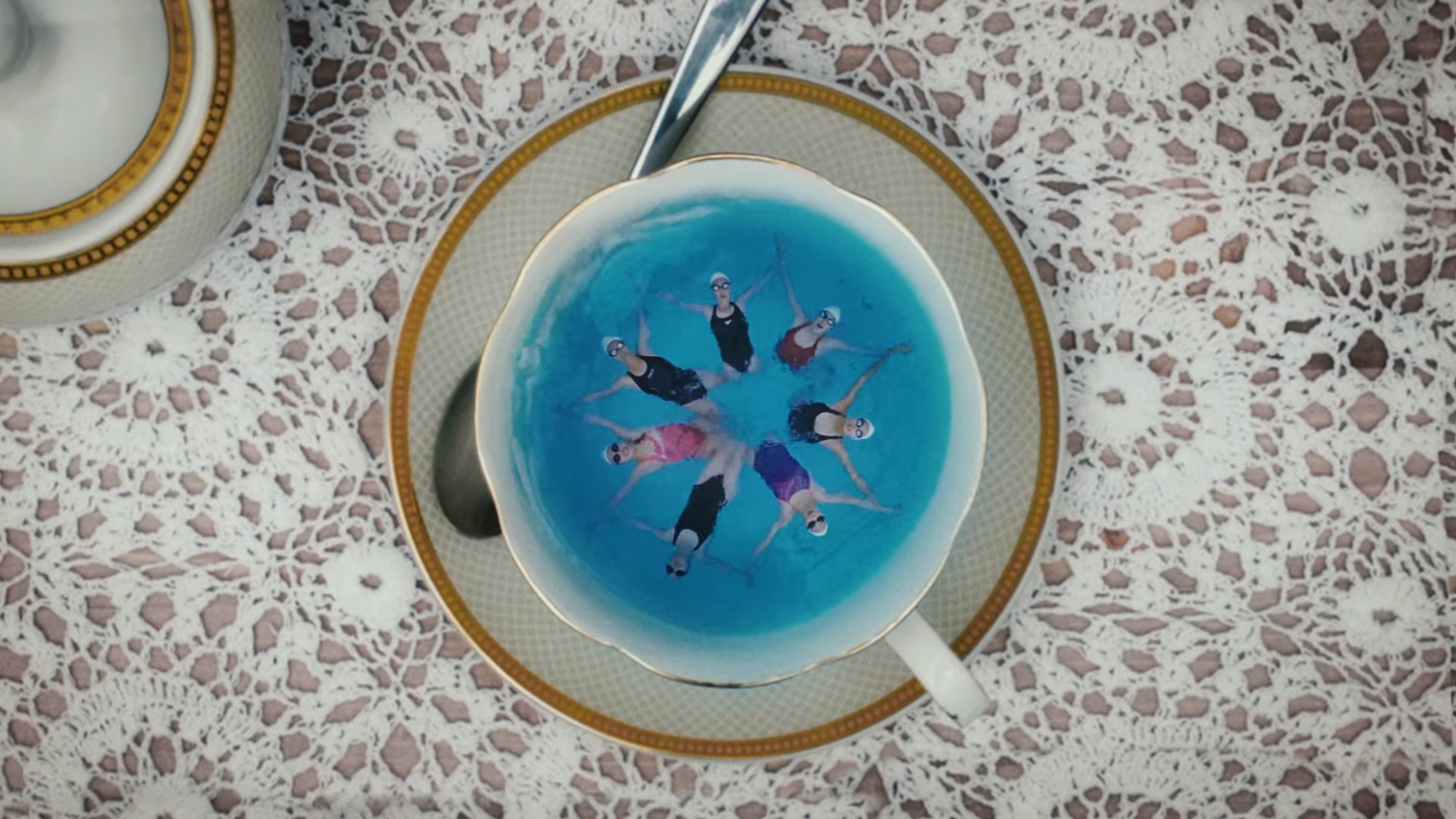 Up&Up, Coldplay, Tazza, Surreale, Nuotatori, Full HD, sfondo Windows 11
