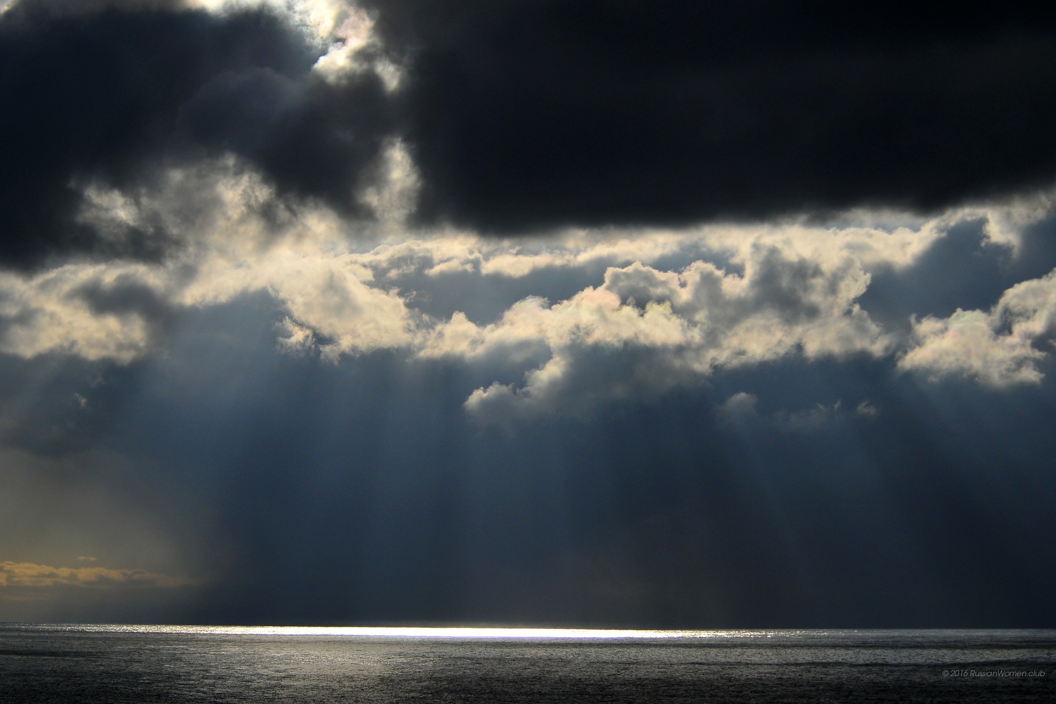 Raggi di sole, Nuvole scure, Mare, Cielo drammatico, sfondo tablet
