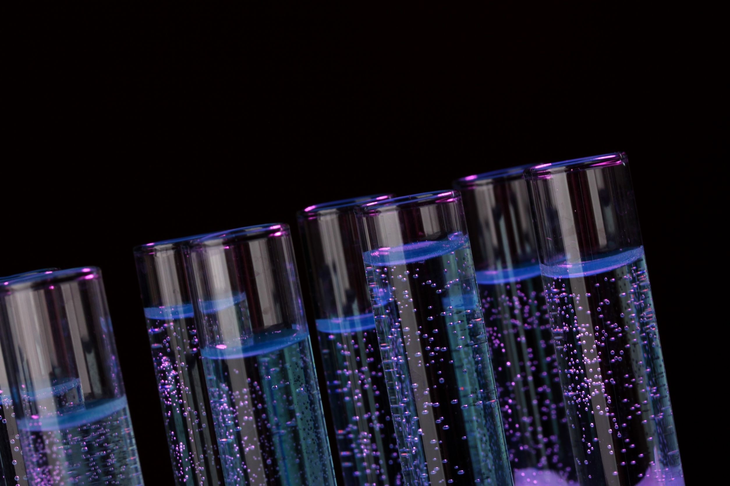 Provette, Liquido viola, Bolle, Sfondo nero, Full HD, wallpaper per PC
