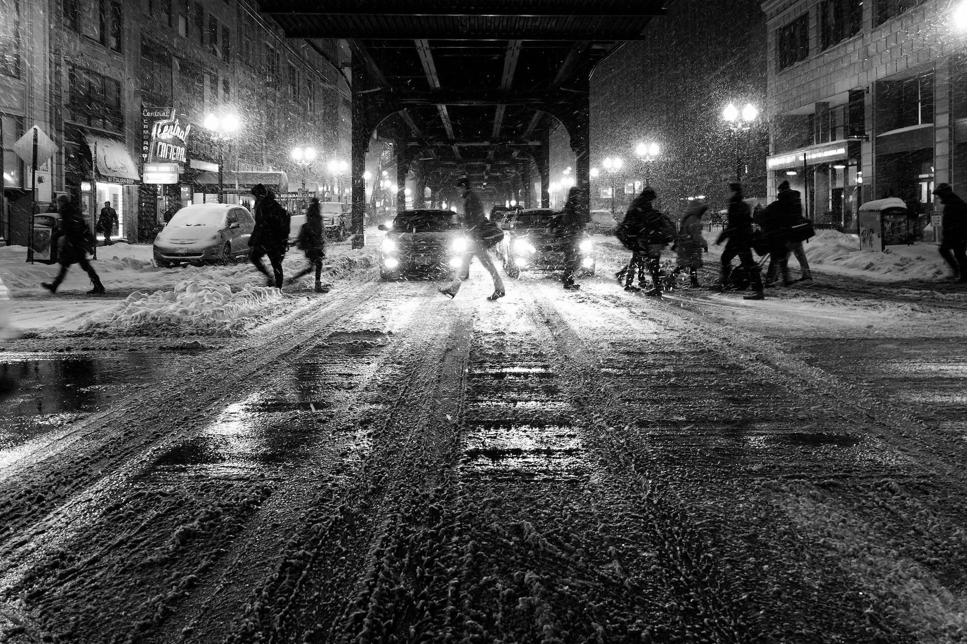 Chicago, Strada innevata, Notte, Pedoni, Bianco e nero, Full HD, sfondo desktop