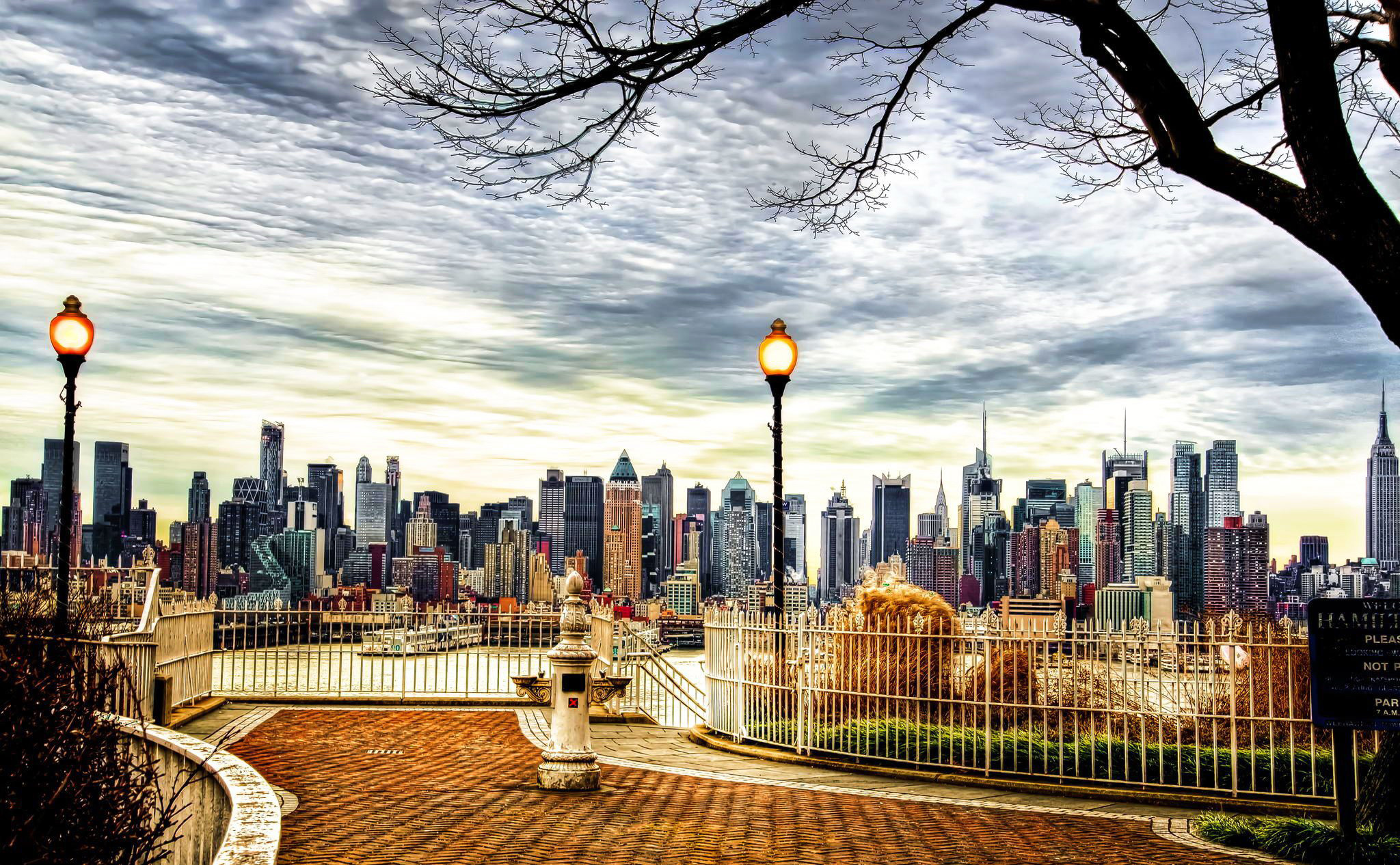 Skyline di Manhattan, Brooklyn Heights Promenade, Lampioni, Nuvole, sfondo MacBook Pro