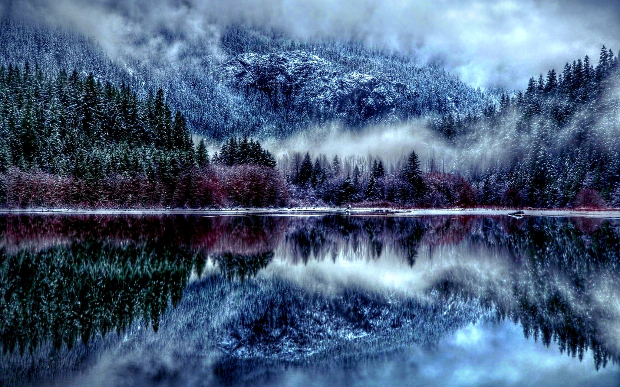 Lago, Montagne, Foresta innevata, Riflesso, Nebbia, 2048x1280, sfondo MacBook Pro