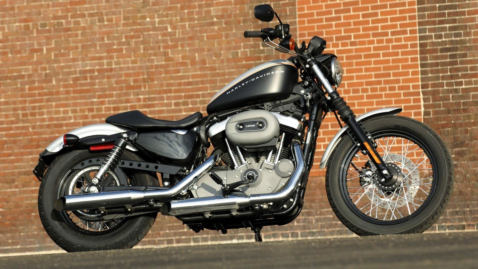 Harley-Davidson Sportster Nightster, Harley-Davidson, Muro di mattoni, Nero, Vista laterale, sfondo Full HD