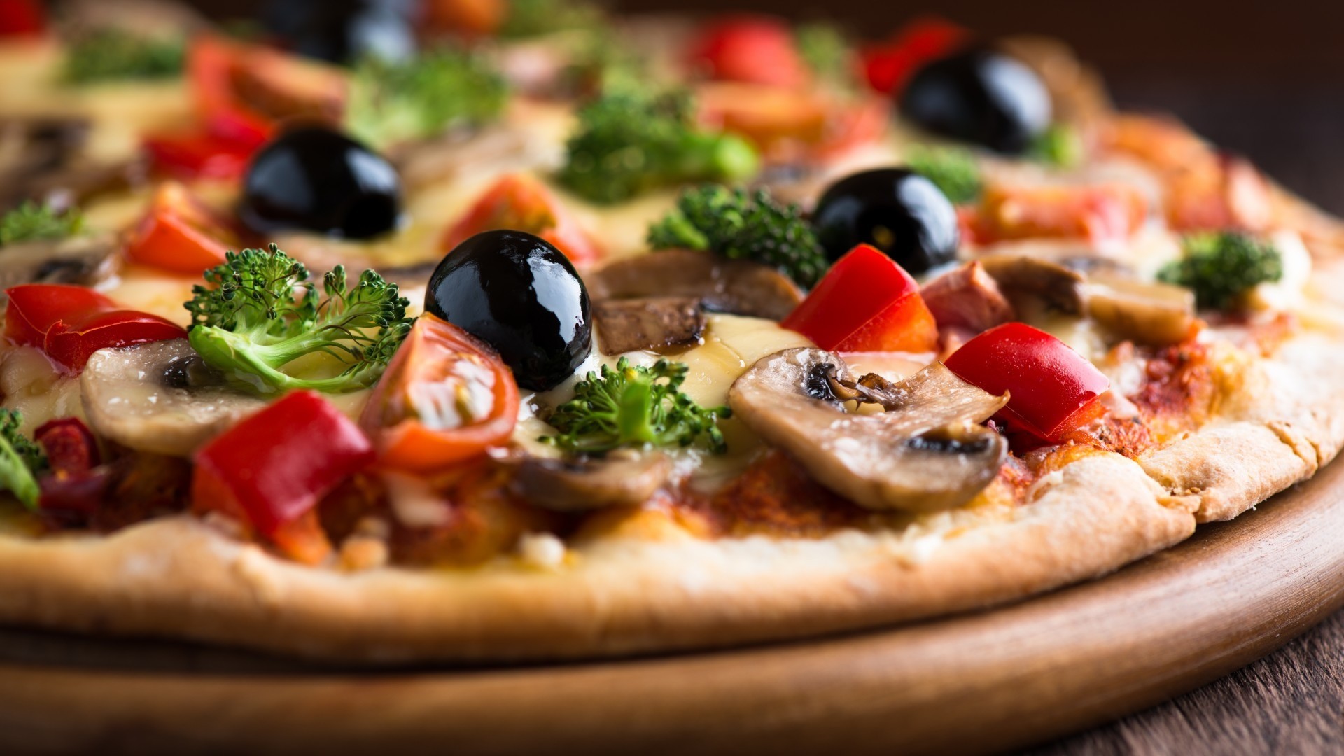Pizza, Olive nere, Funghi, Broccoli, Primo piano, 1920x1080, wallpaper desktop