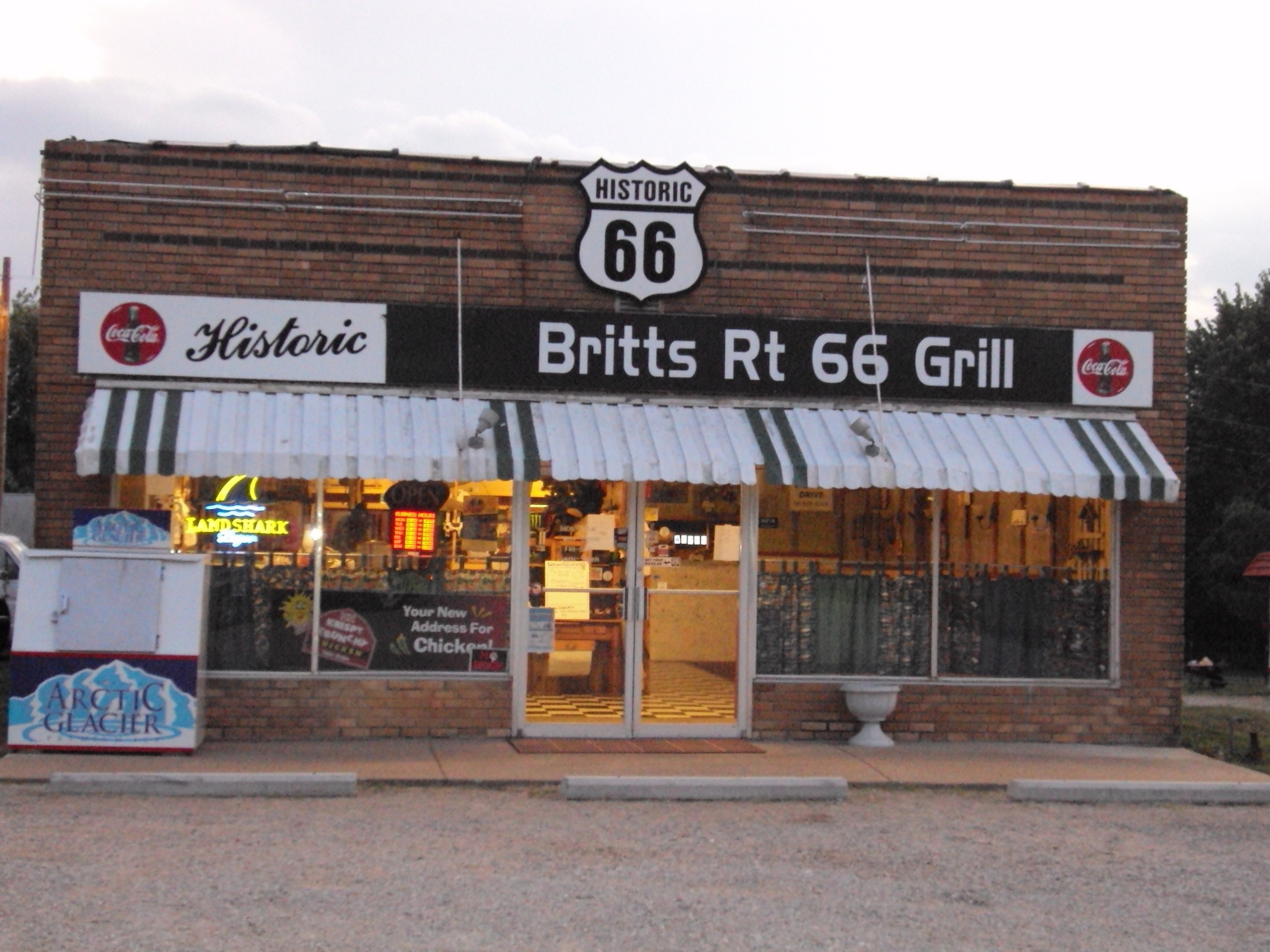 Britts Rt 66 Grill, Route 66, Tavola calda, Insegna Coca-Cola, Facciata in mattoni, sfondo iPad