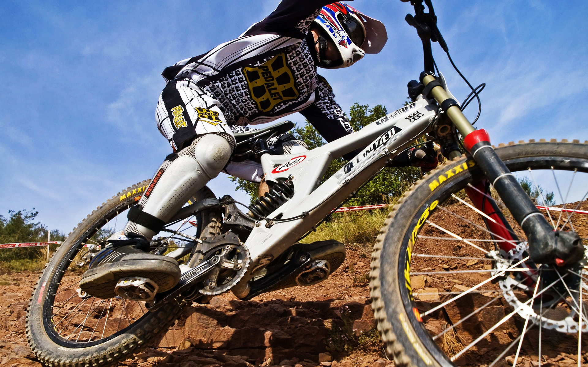Mountain bike, Bici da downhill, Cielo blu, Terra rossa, 1920x1200, immagine di sfondo