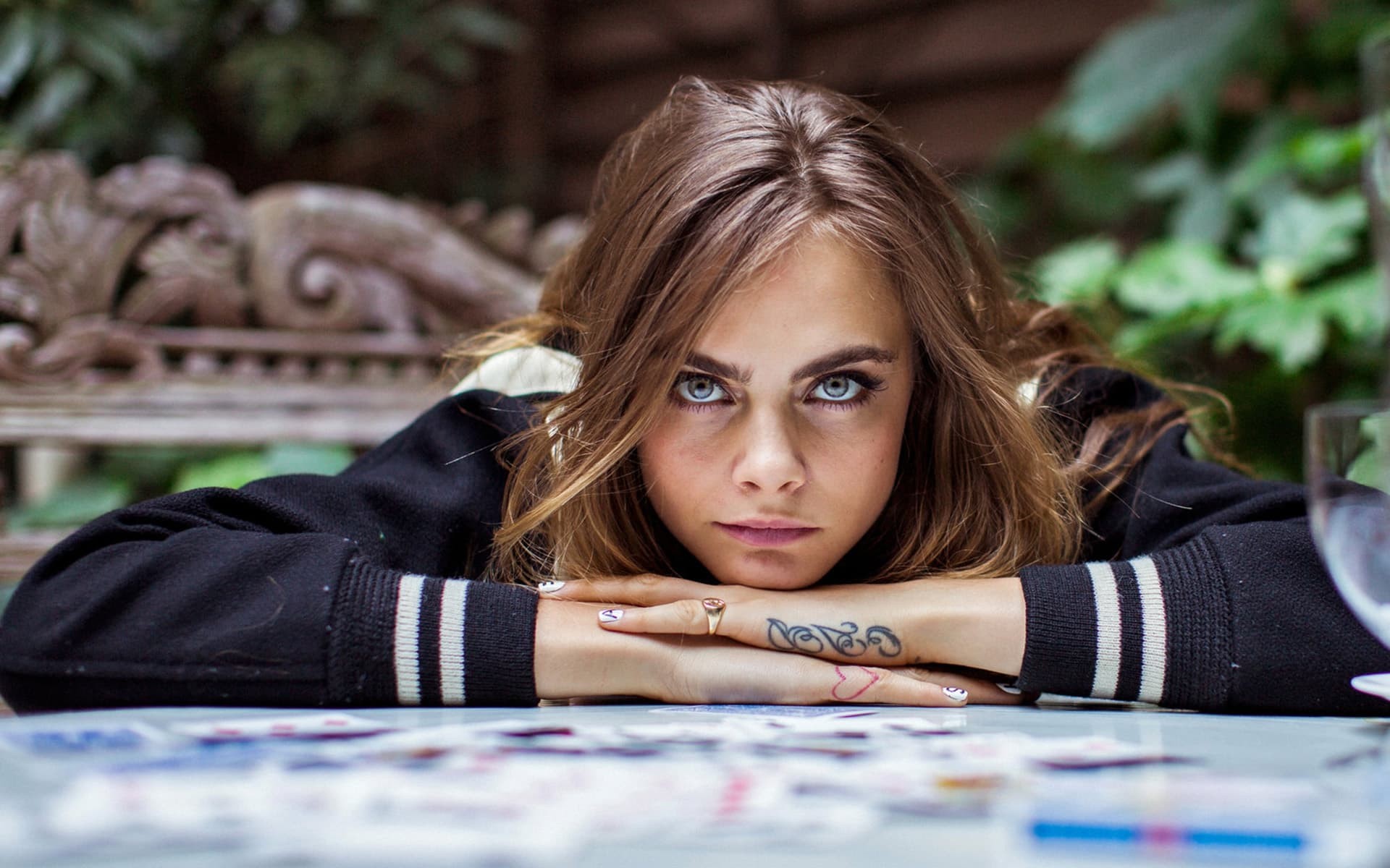 Cara Delevingne, Tatuaggio, Giardino, Sguardo intenso, Ritratto, sfondo 16:10 Full HD