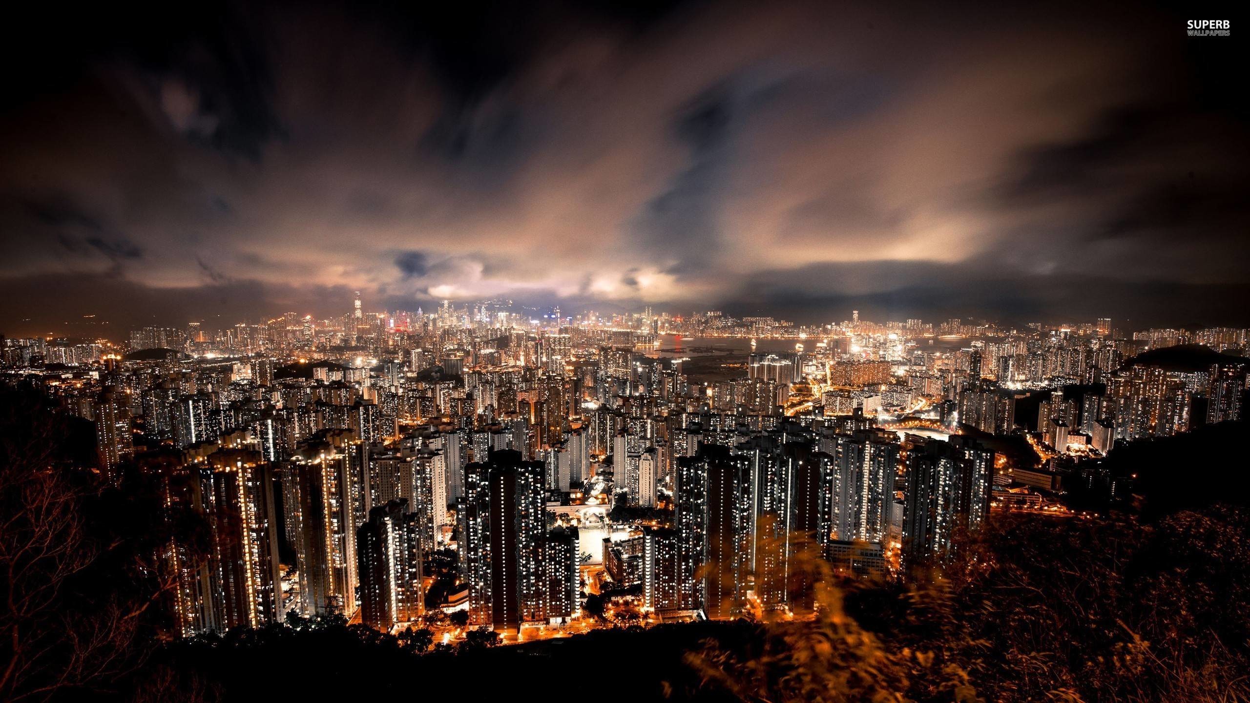 Hong Kong, Skyline notturno, Luci della città, Nuvole, 2560x1440, sfondo per PC