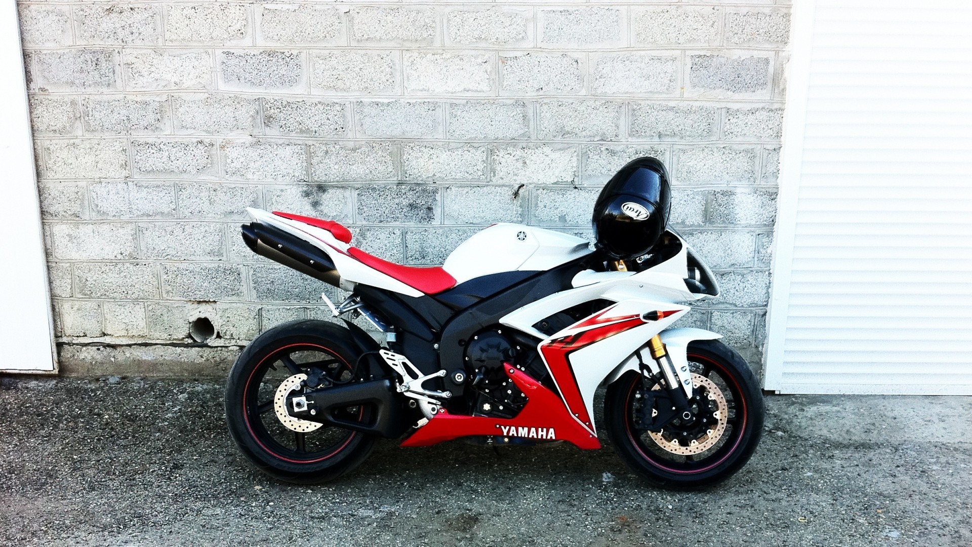 Yamaha YZF-R1, Moto sportiva, Muro bianco, 16:9 Full HD, sfondo widescreen