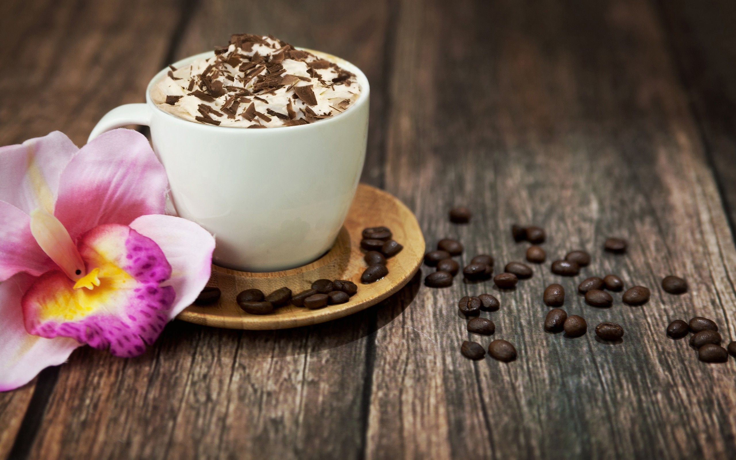 Cappuccino, Scaglie di cioccolato, Orchidea, Chicchi di caffè, Legno, sfondo desktop 2K