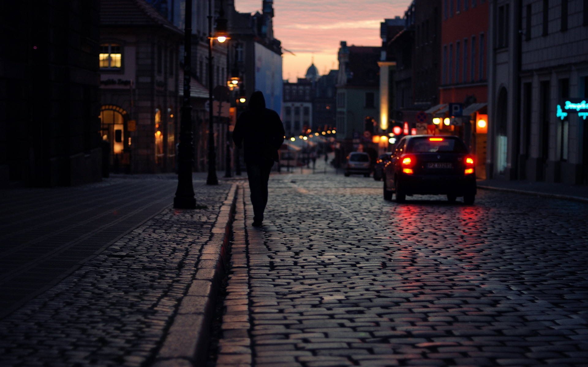Strada acciottolata, Notte, Passante, Città, Full HD, sfondo Windows 11