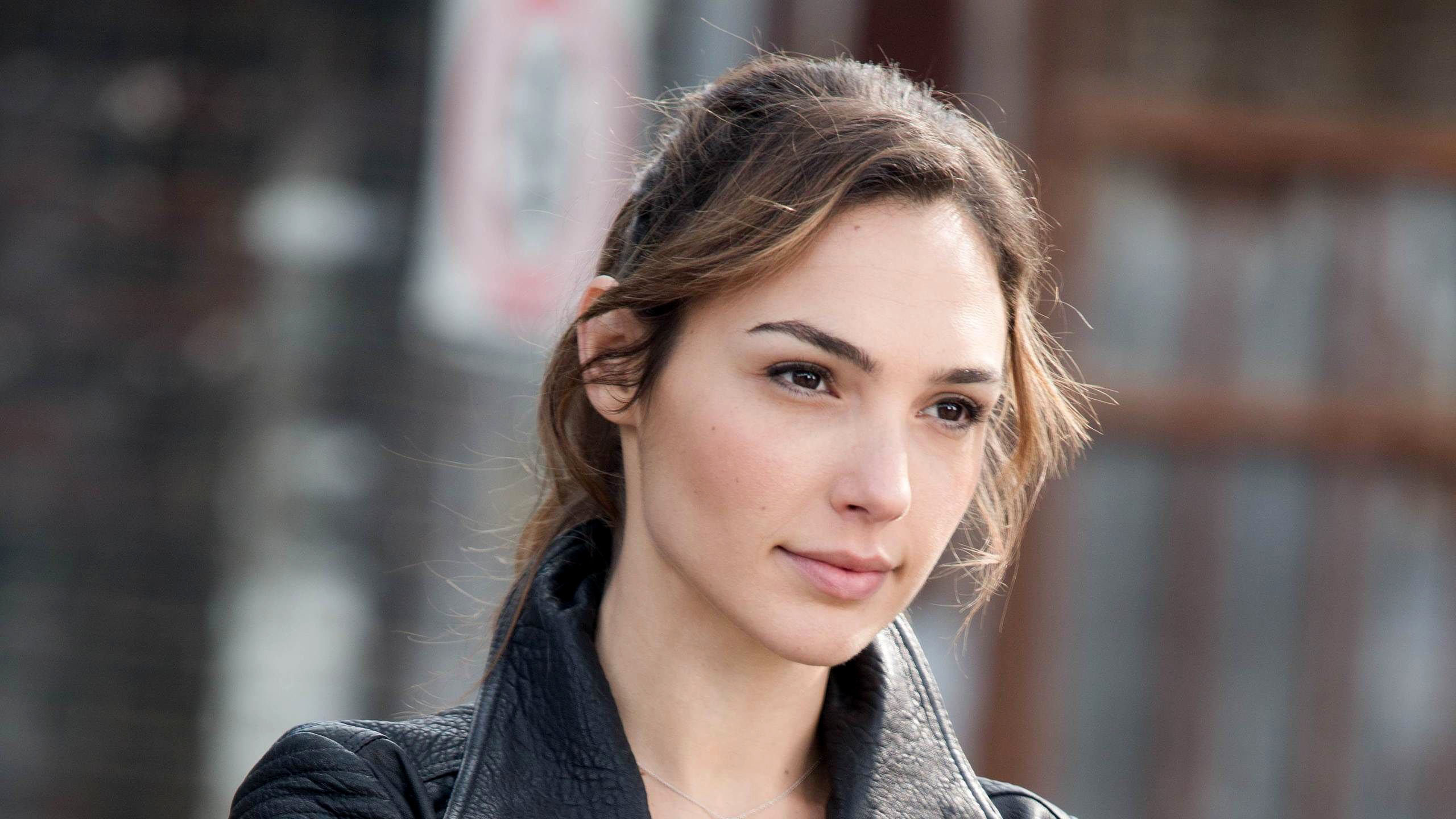 Gal Gadot, Giacca di pelle, Ritratto, Città, 2K 1440p, sfondo desktop