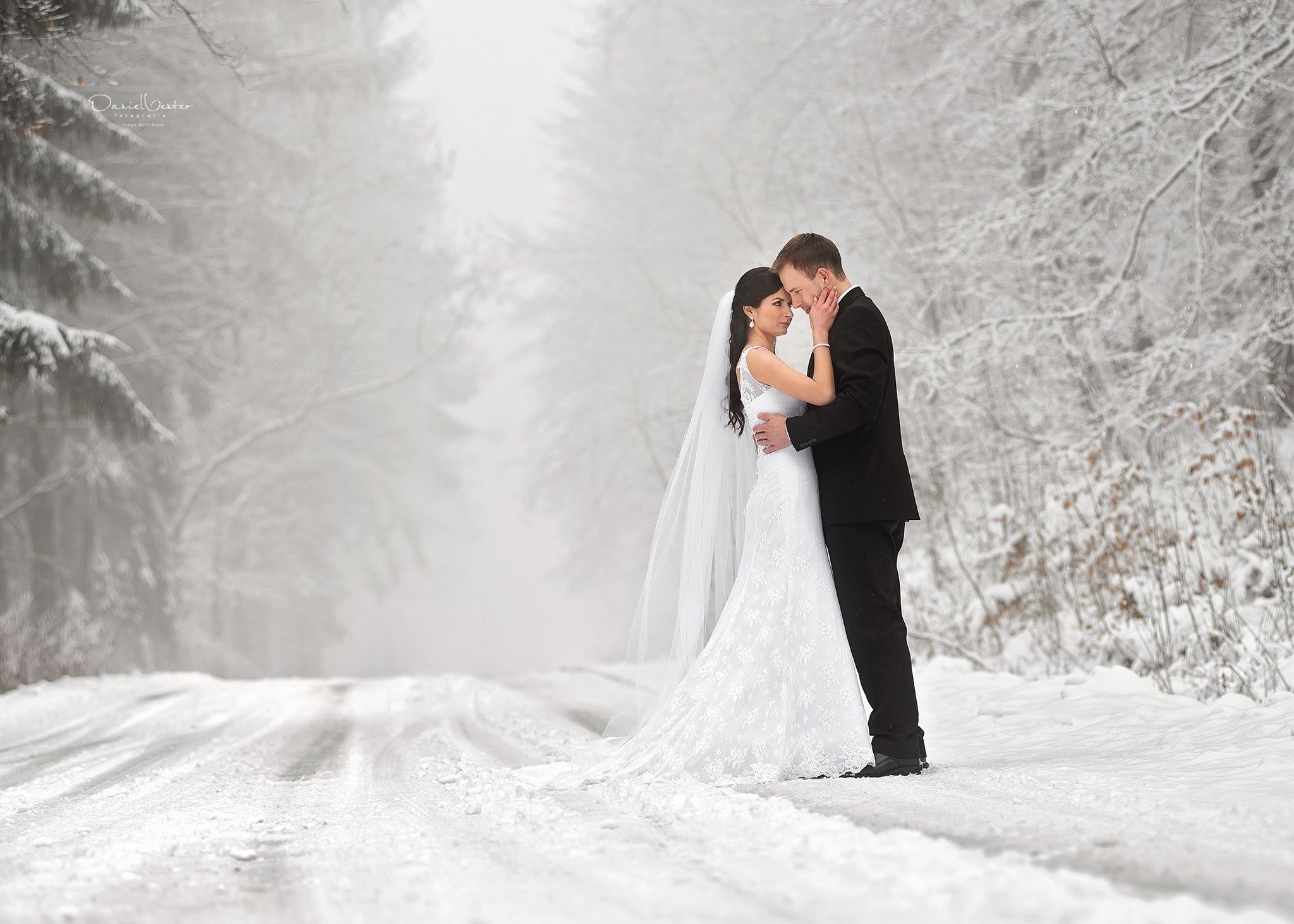 Sposi, Bacio, Neve, Inverno, Abito da sposa, Full HD, sfondo Windows 11