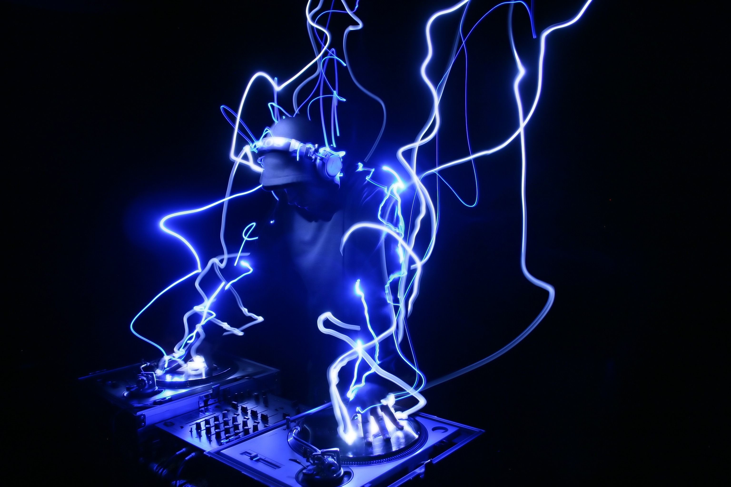 DJ, Console DJ, Luci al neon blu, Light painting, 2K, sfondo desktop