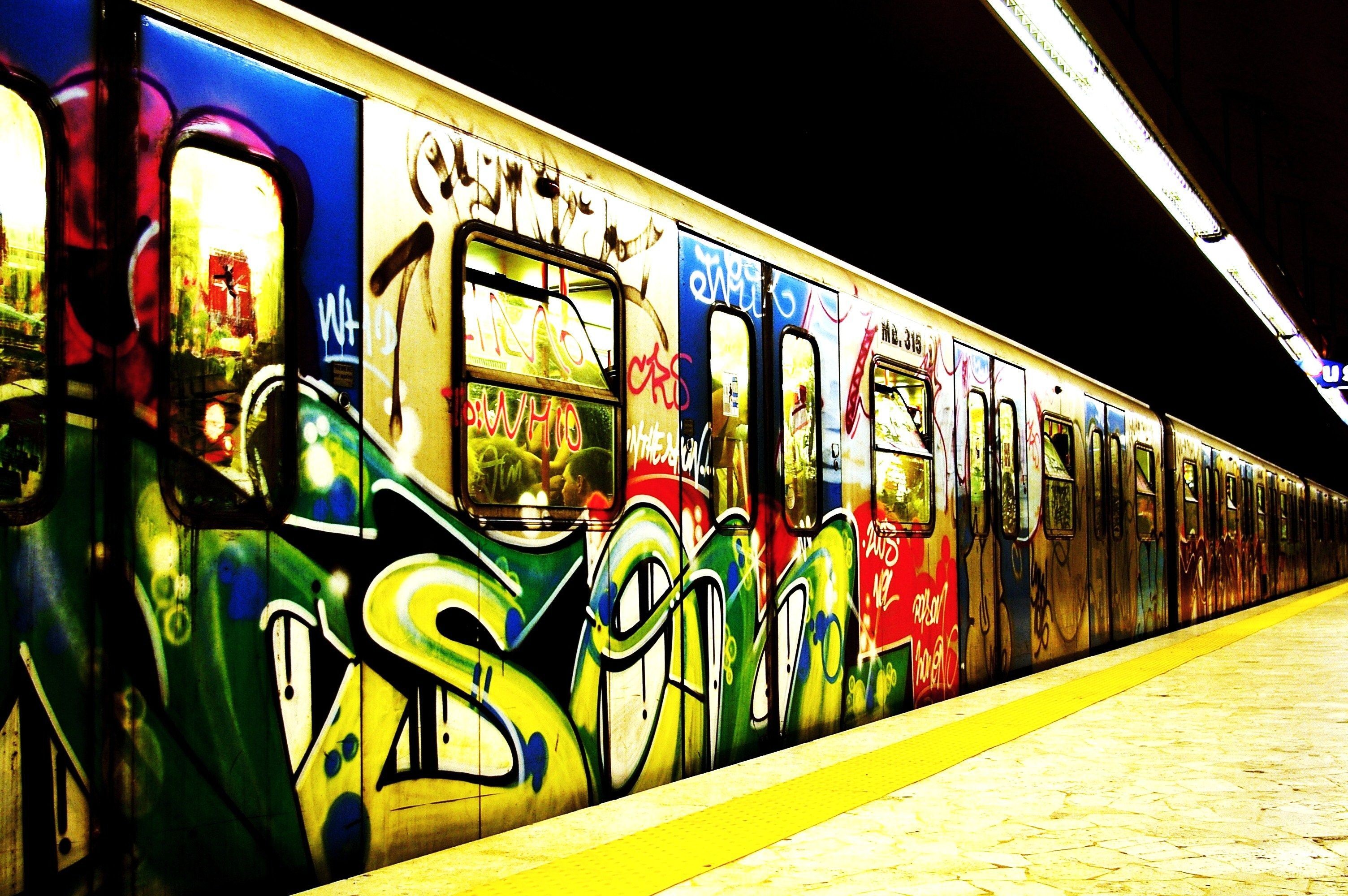 Treno della metropolitana, Graffiti, Banchina, Colori vivaci, 2K, sfondo Windows 11