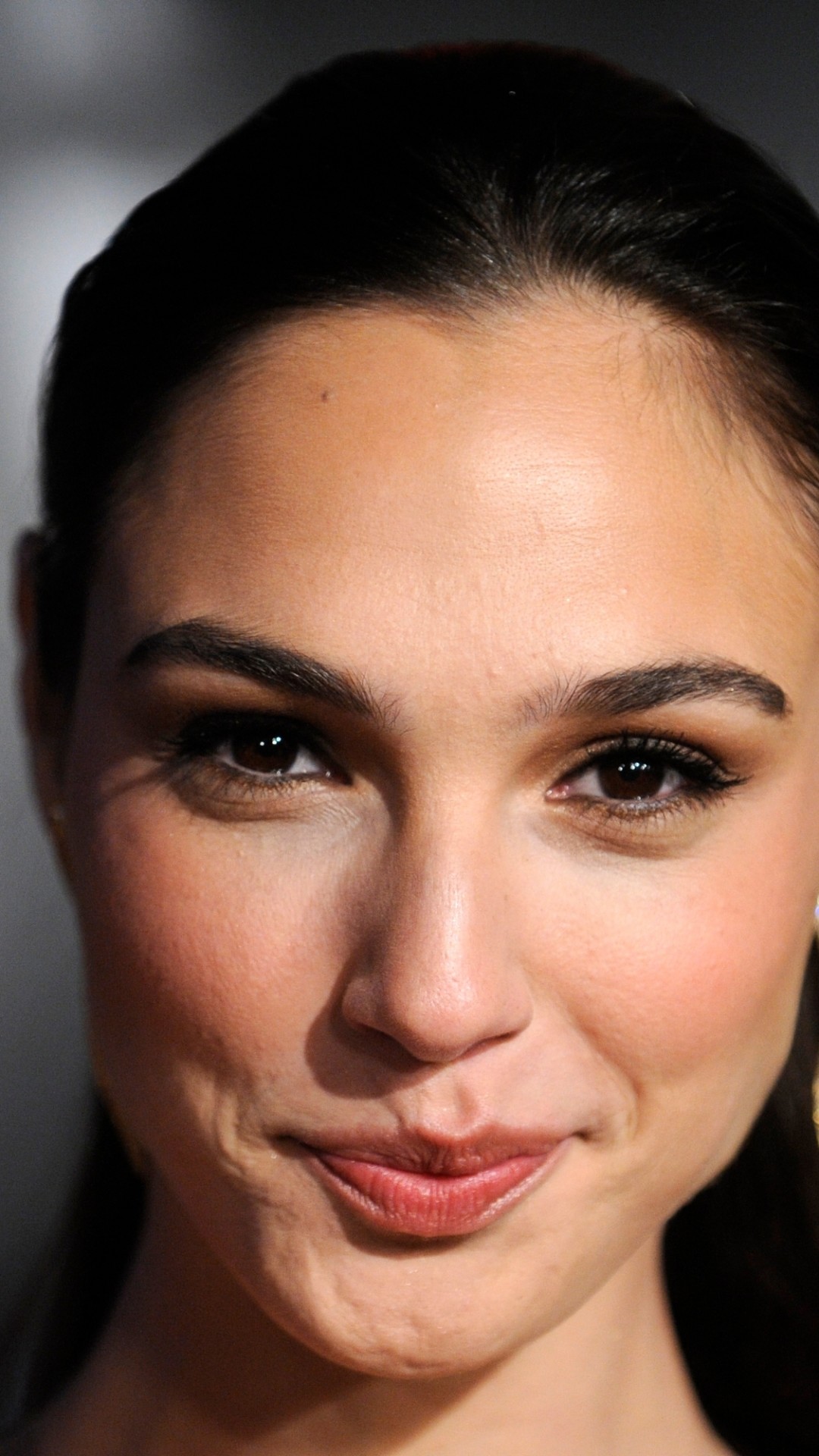 Gal Gadot, Primo piano, Sorriso, Sfondo nero, 1080x1920, schermata di blocco iPhone
