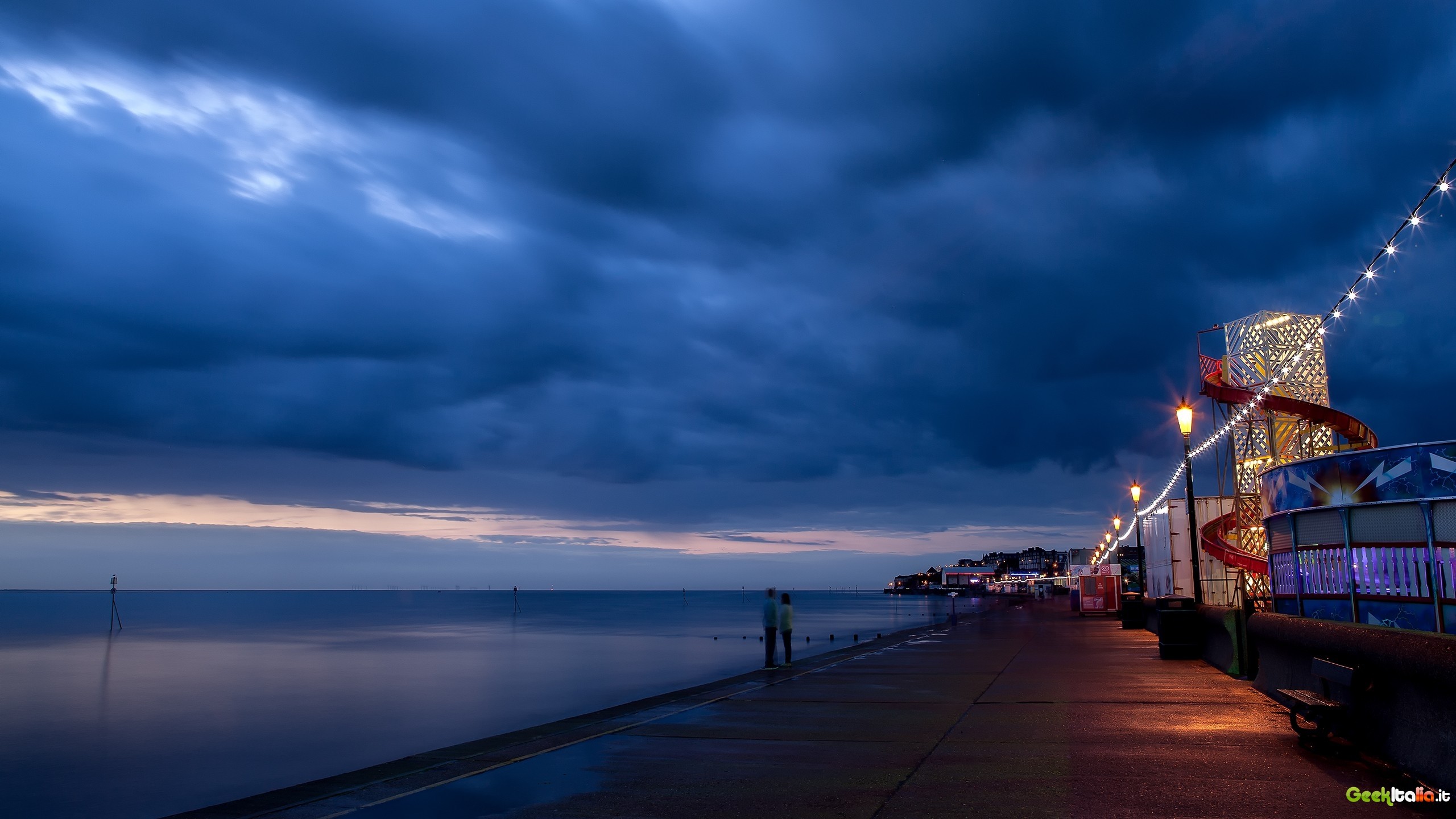 Lungomare, Nuvole temporalesche, Mare, Crepuscolo, Luci, 2560x1440, sfondo per PC