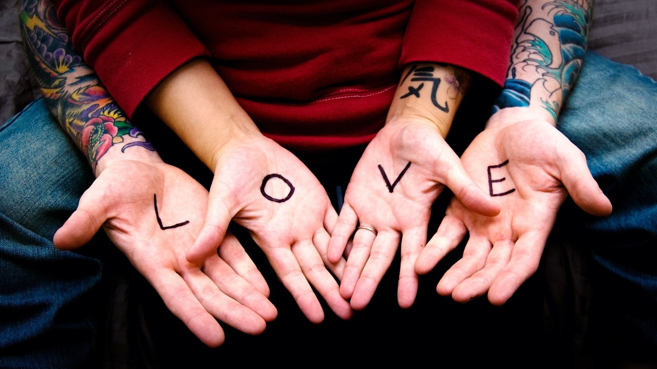 Love, Mani, Braccia tatuate, Coppia, Scritta, 16:9 Full HD, sfondo widescreen