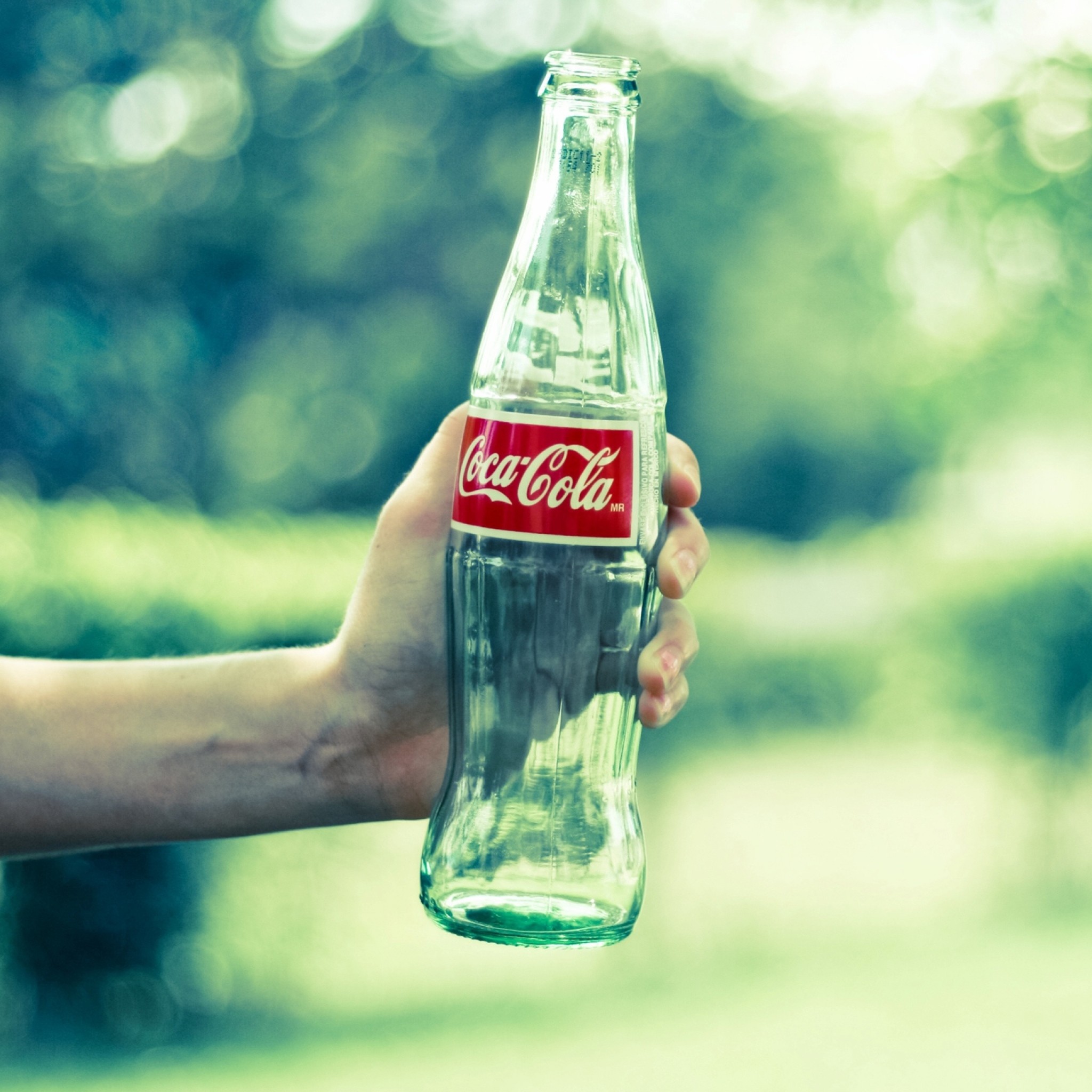 Coca-Cola, Bottiglia di vetro, Mano, Natura, Sfocato, Full HD, sfondo per iPad e tablet