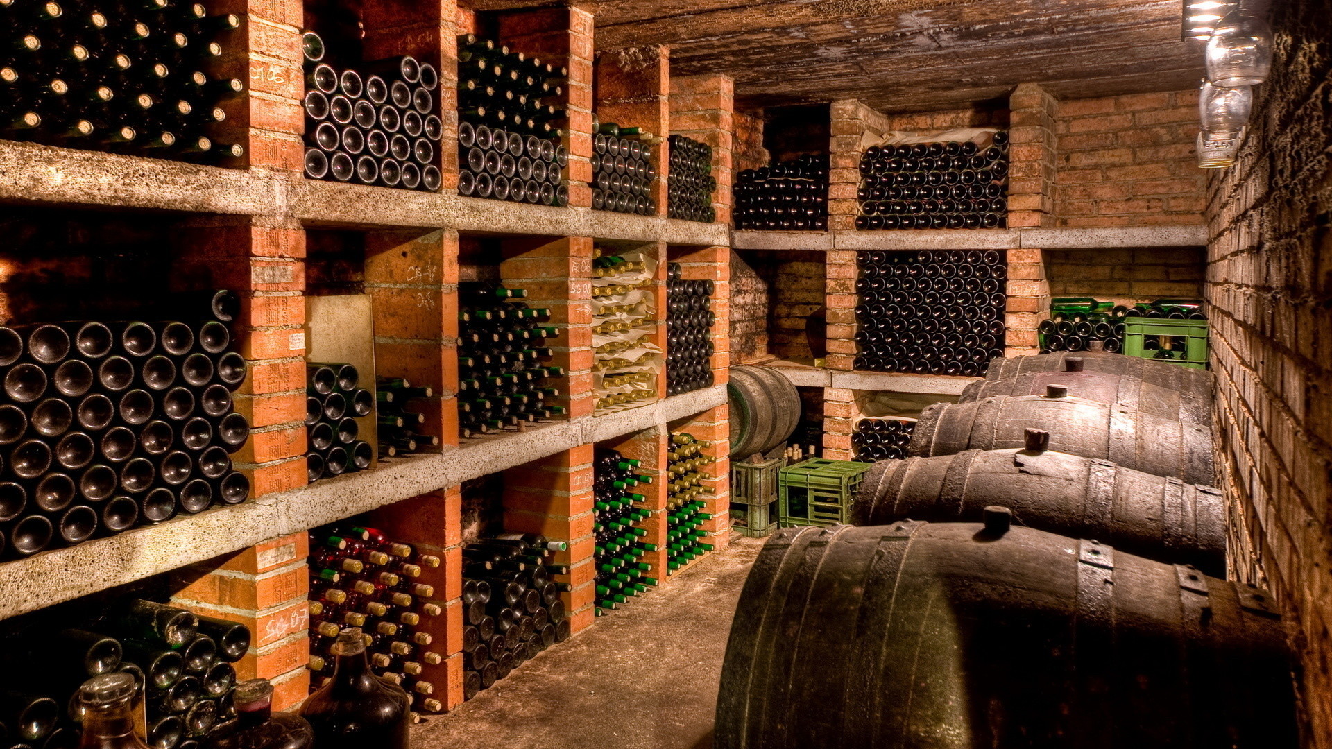 Cantina, Bottiglie di vino, Botti, Scaffali in mattoni, 1920x1080, sfondo per PC