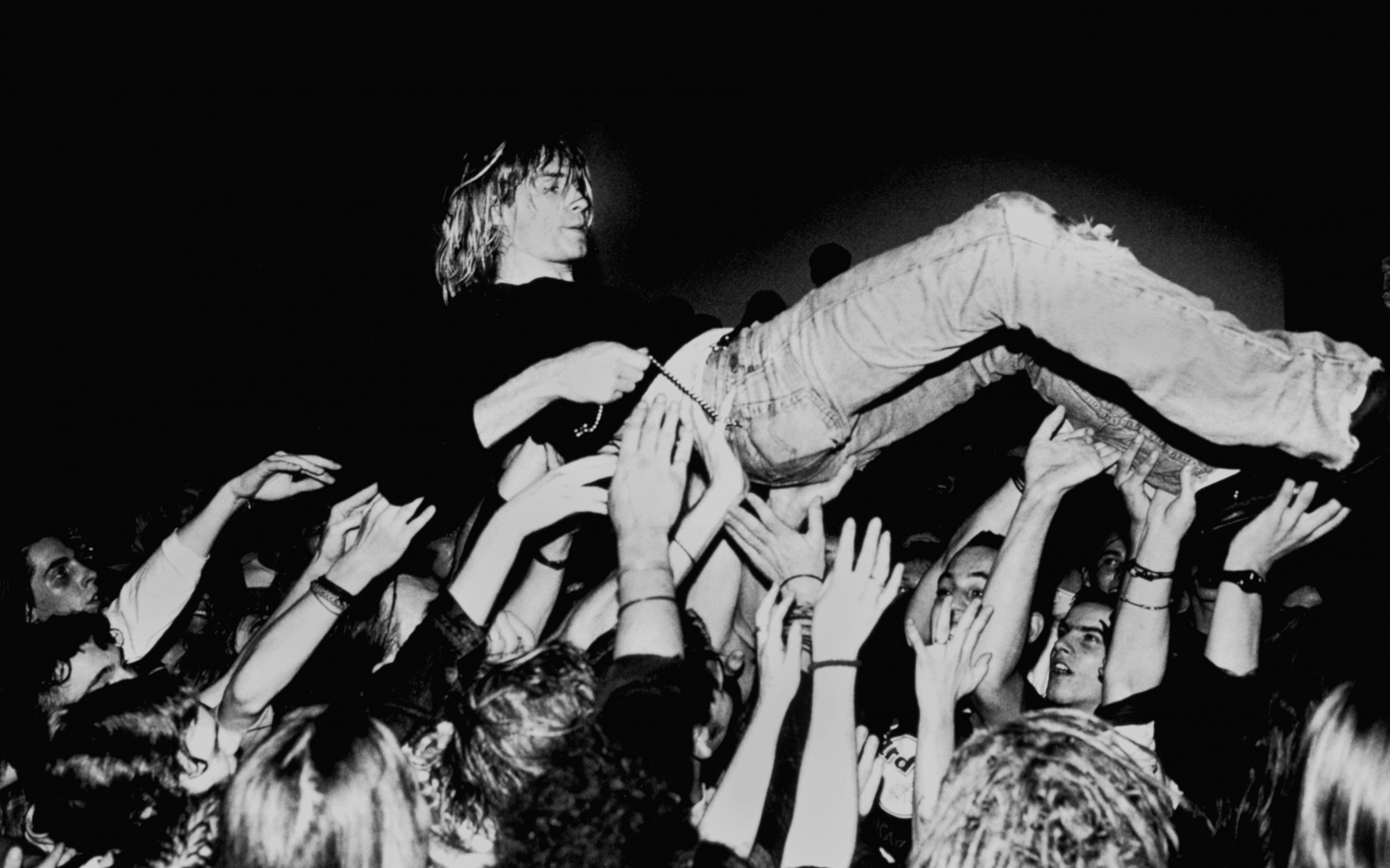 Kurt Cobain, Nirvana, Stage diving, Folla, Bianco e nero, 2560x1600, sfondo MacBook Pro
