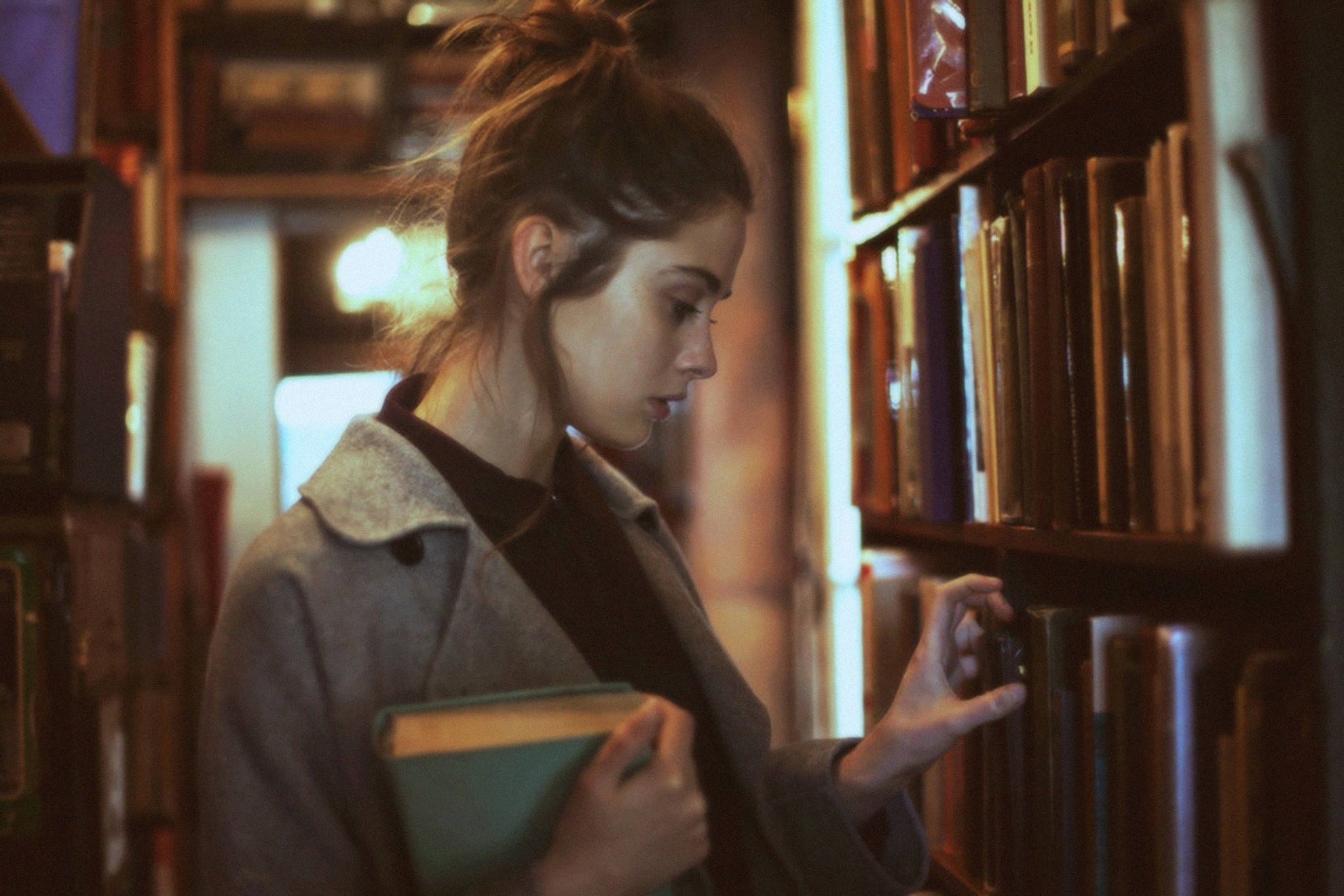 Ragazza, Biblioteca, Scaffale, Libro, Full HD, sfondo Windows 11