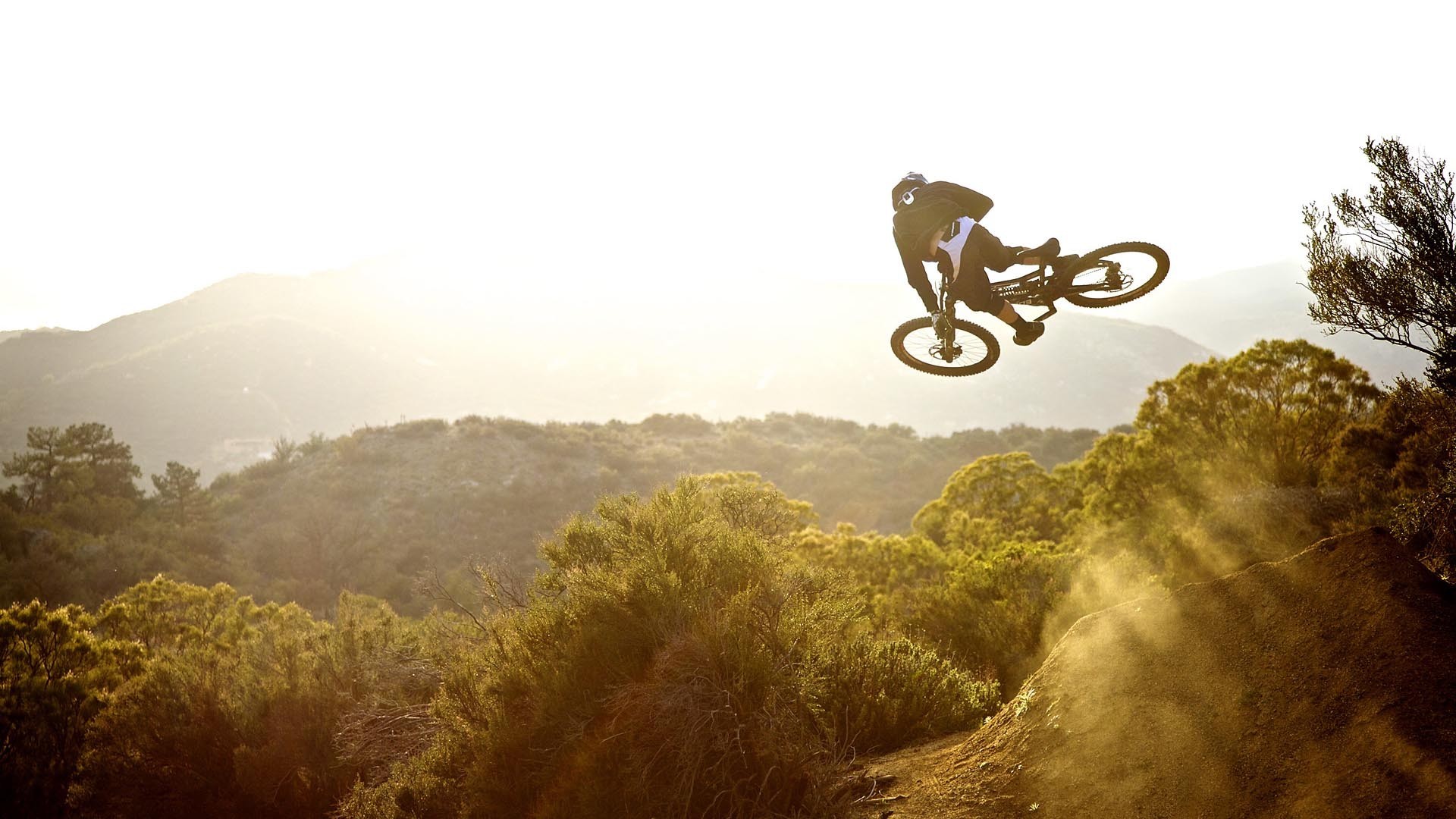 Mountain bike, Salto, Colline, Tramonto, Polvere, Full HD, sfondo Windows 11