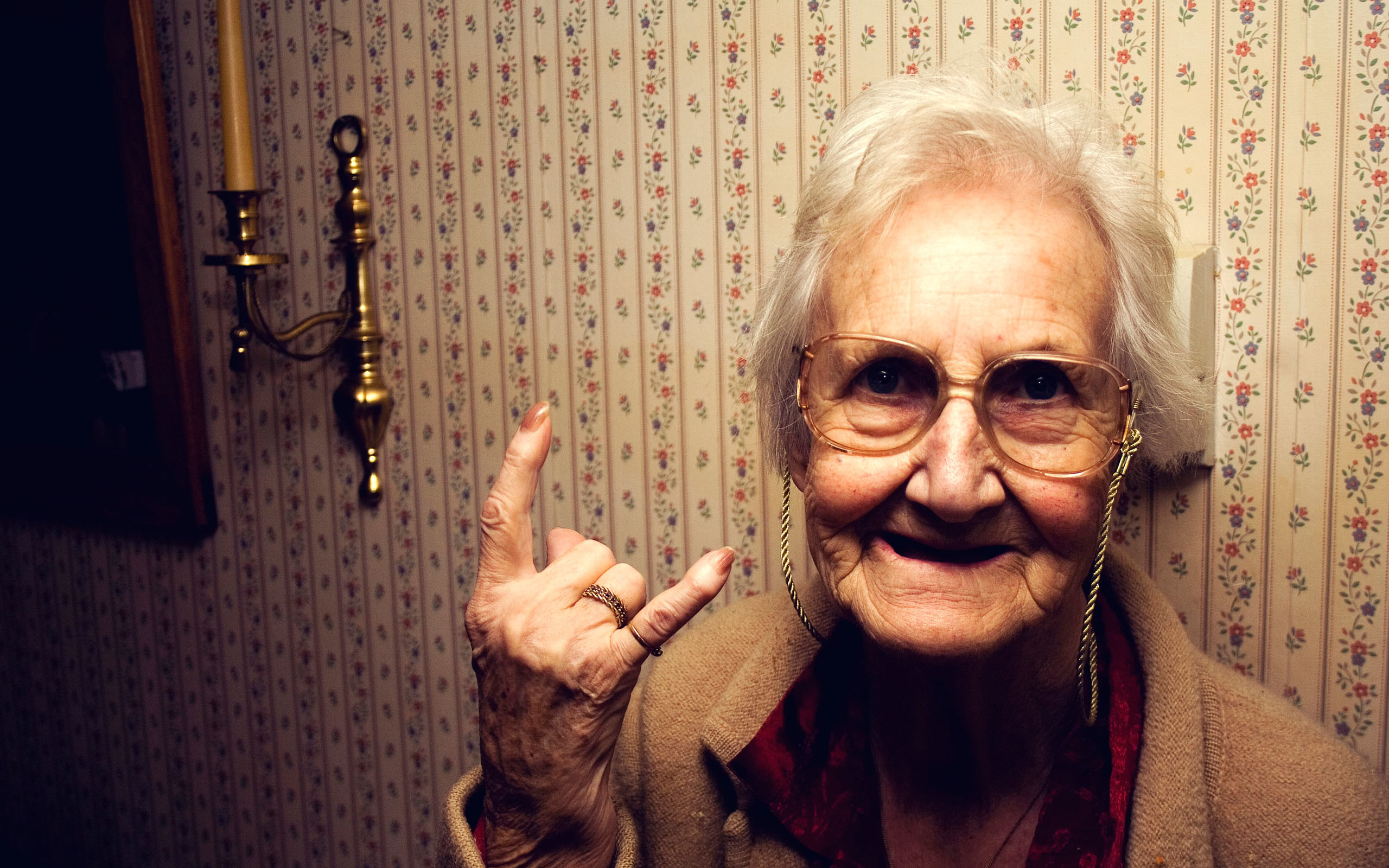 Nonna rock, Corna rock, Sorriso, Occhiali, 2K, sfondo per PC