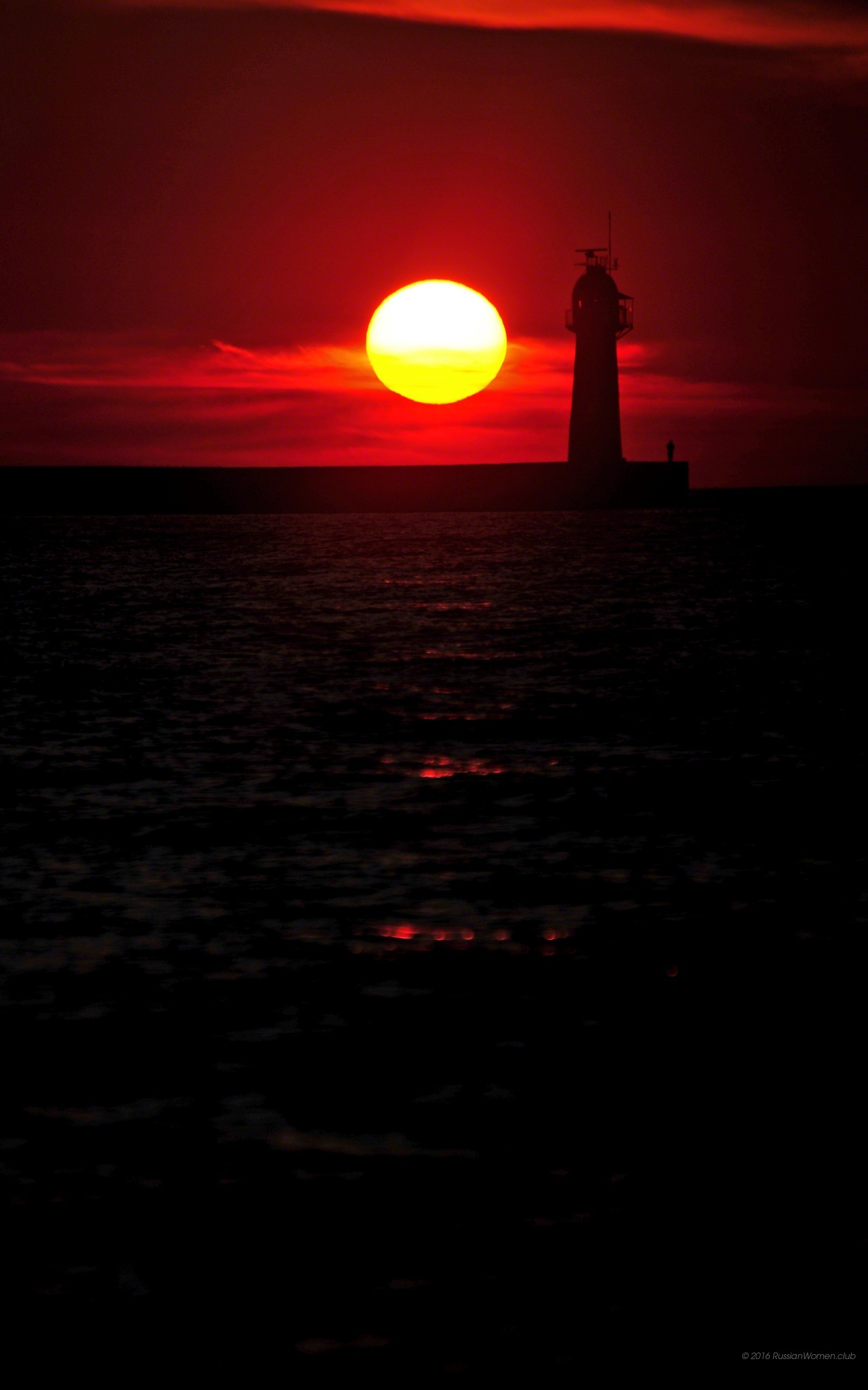 Faro, Tramonto, Sole rosso, Mare, sfondo QHD+ per cellulare